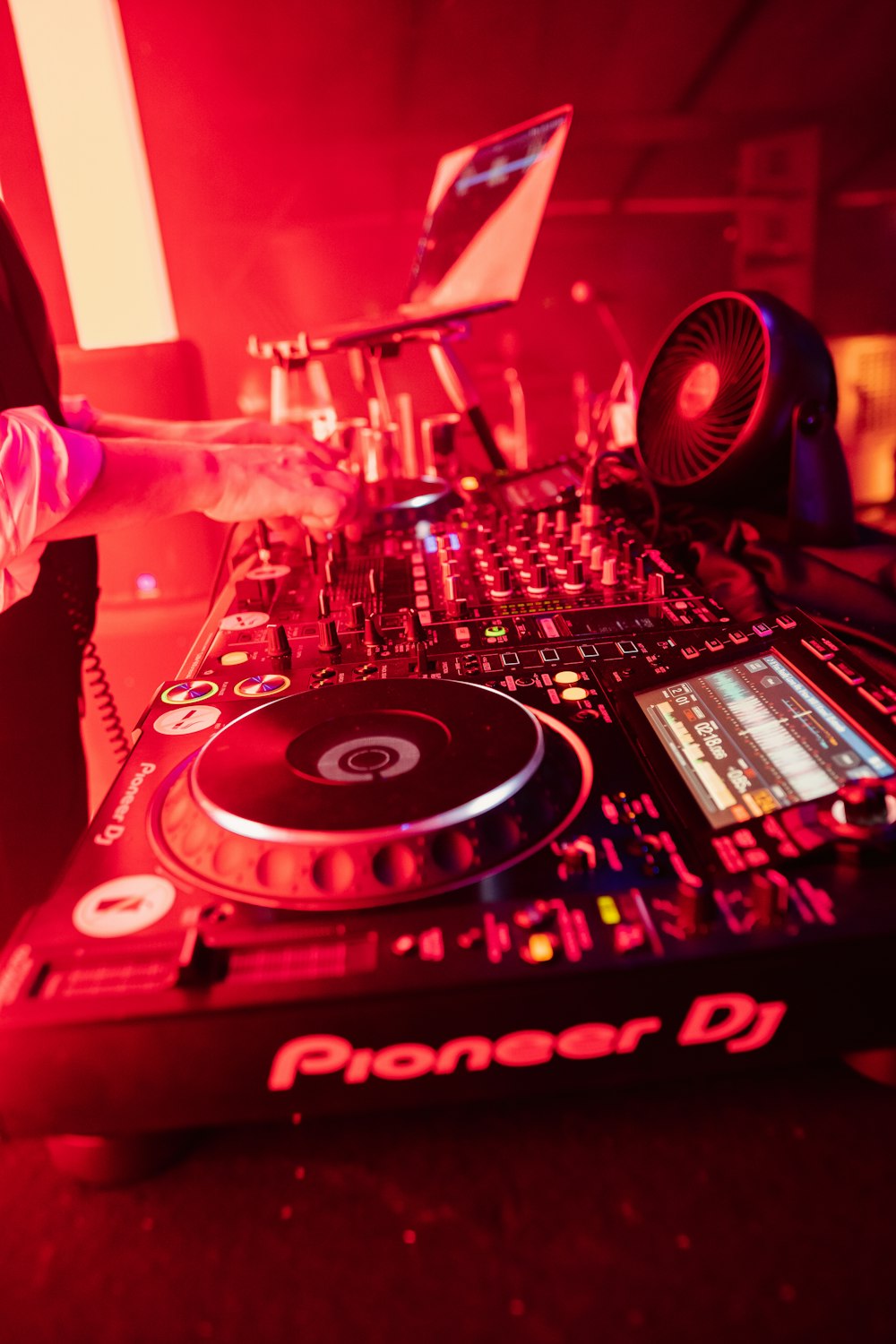 a dj turntable with a red light