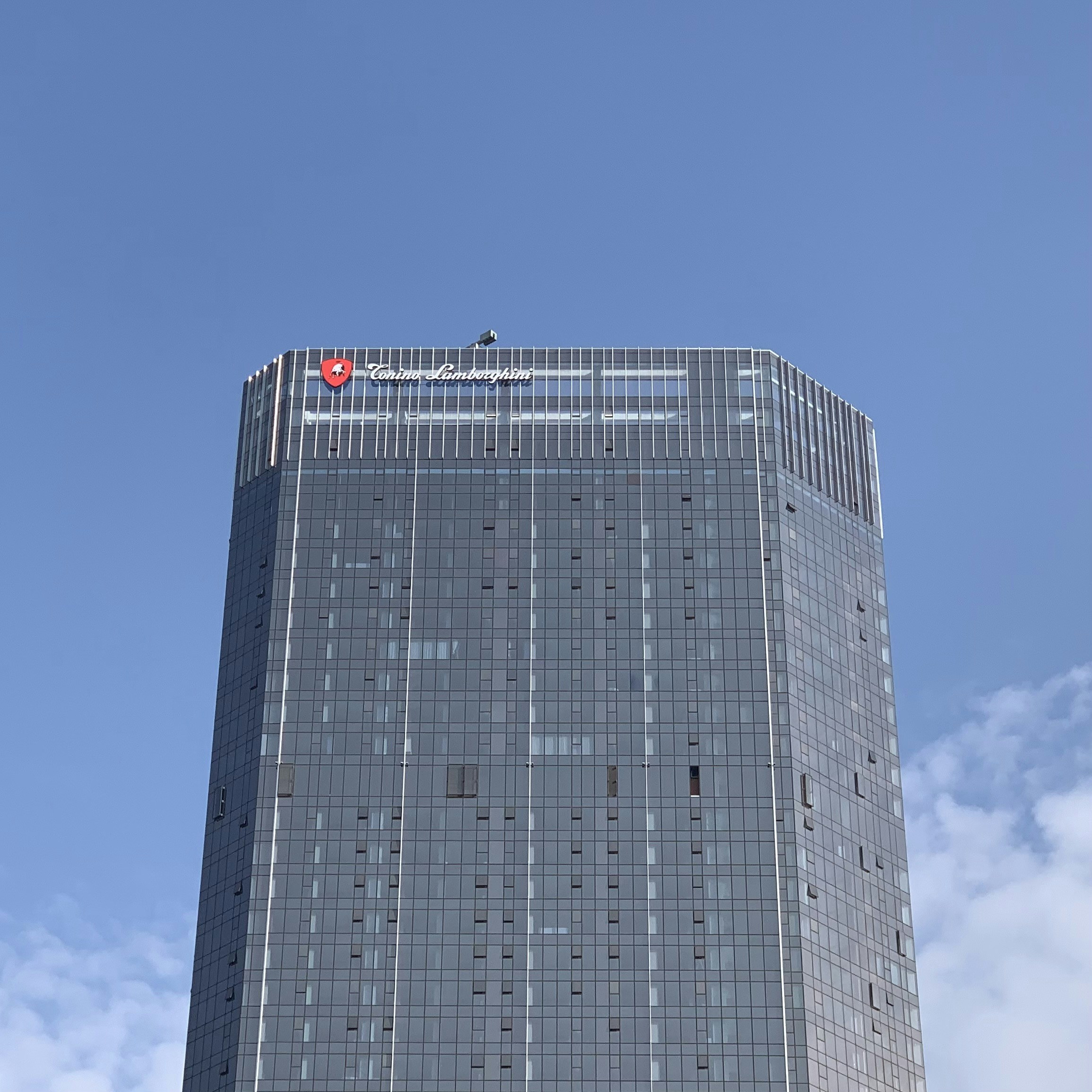 A tall building with a red light photo – Free Grey Image on Unsplash