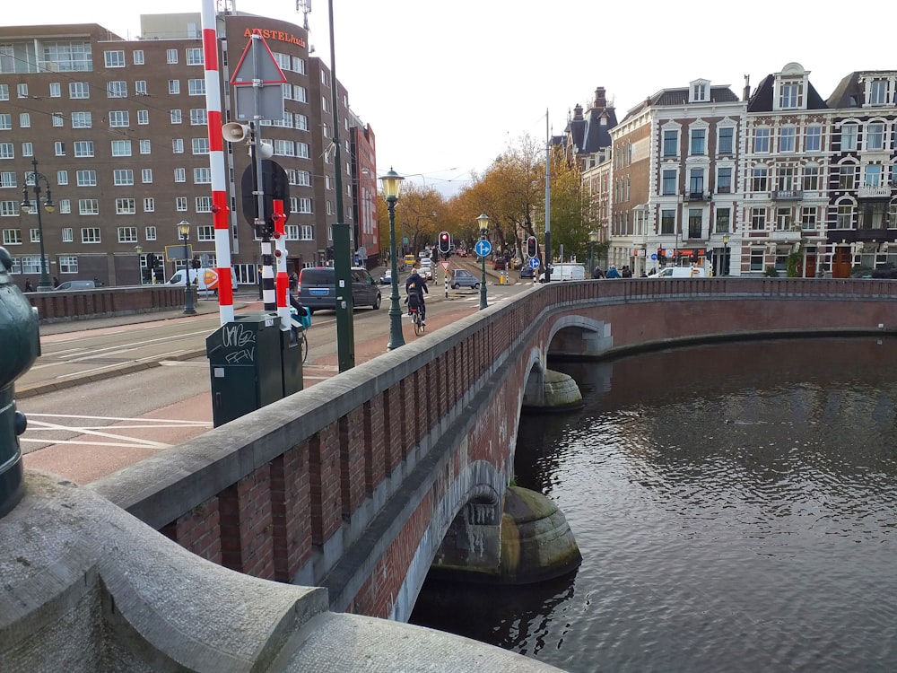 eine Brücke über einen Fluss mit Gebäuden auf beiden Seiten