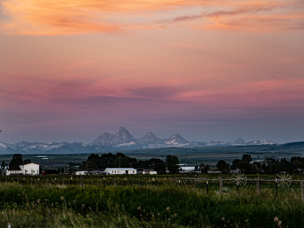 Un paysage avec un plan d’eau et des montagnes en arrière-plan