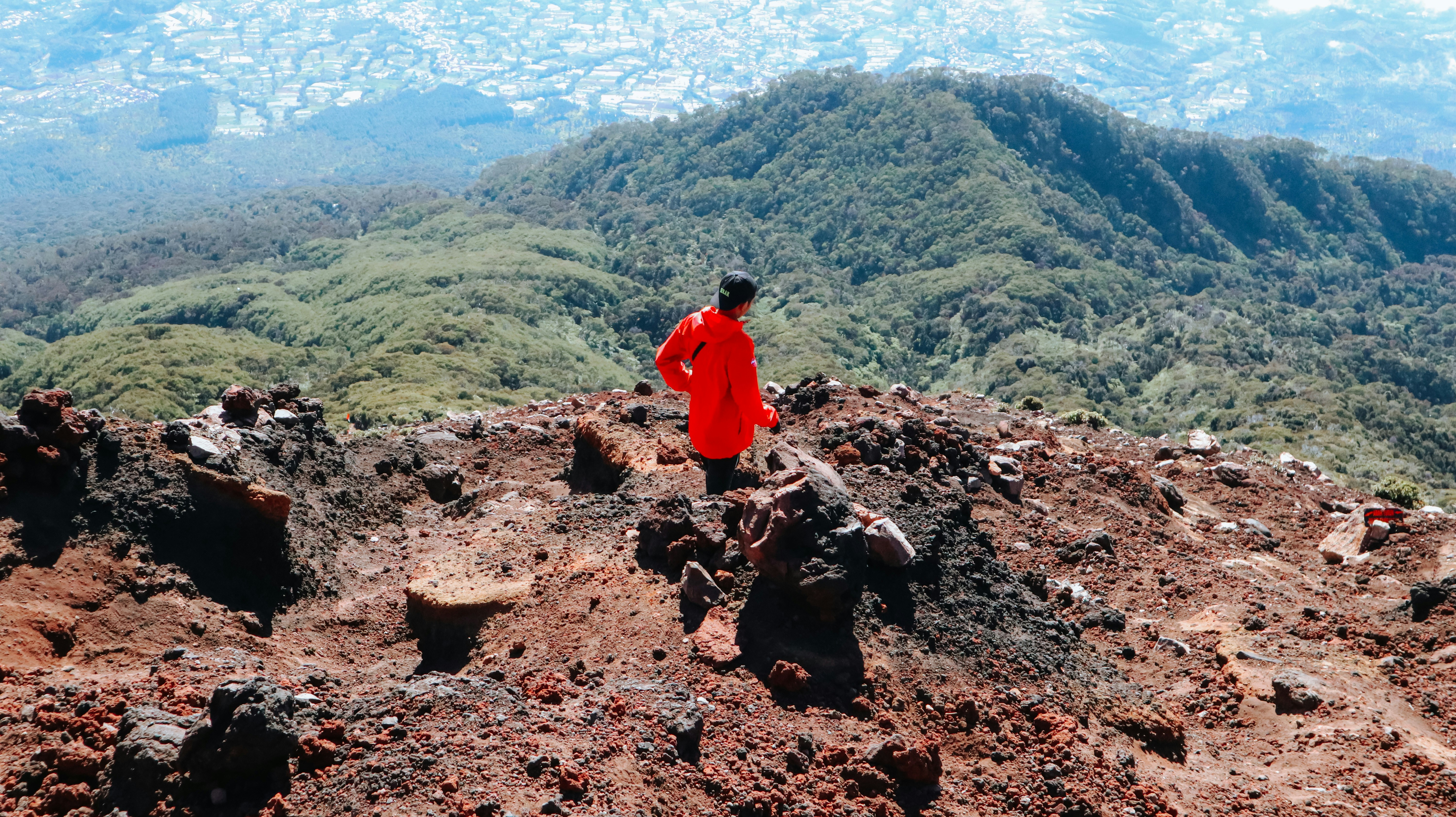 seseorang berdiri di atas bukit berbatu