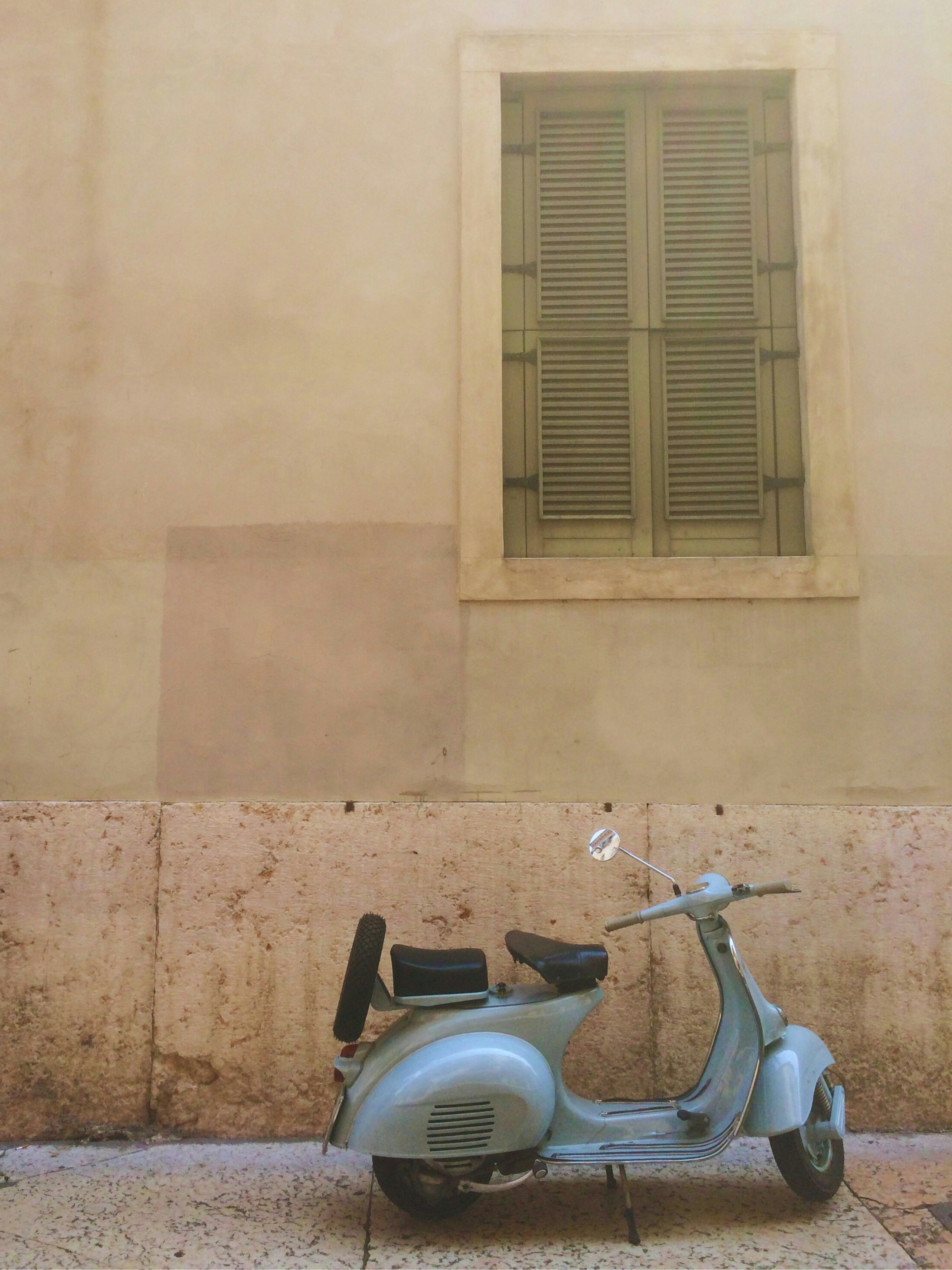 uno scooter parcheggiato fuori da un edificio