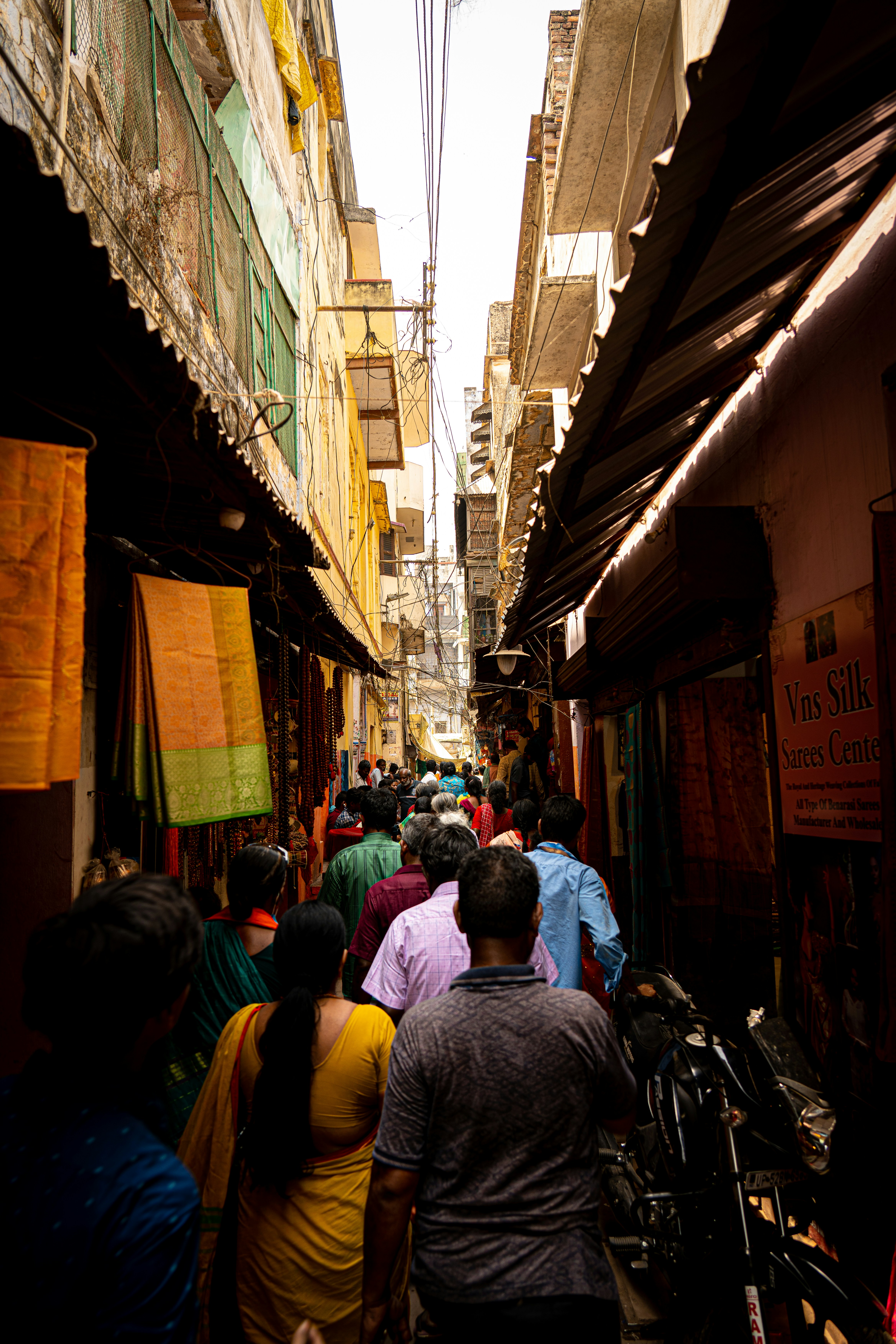 좁은 골목을 걷는 사람들의 군중 사진 – Unsplash의 무료 인도 이미지, image size:3000x4500