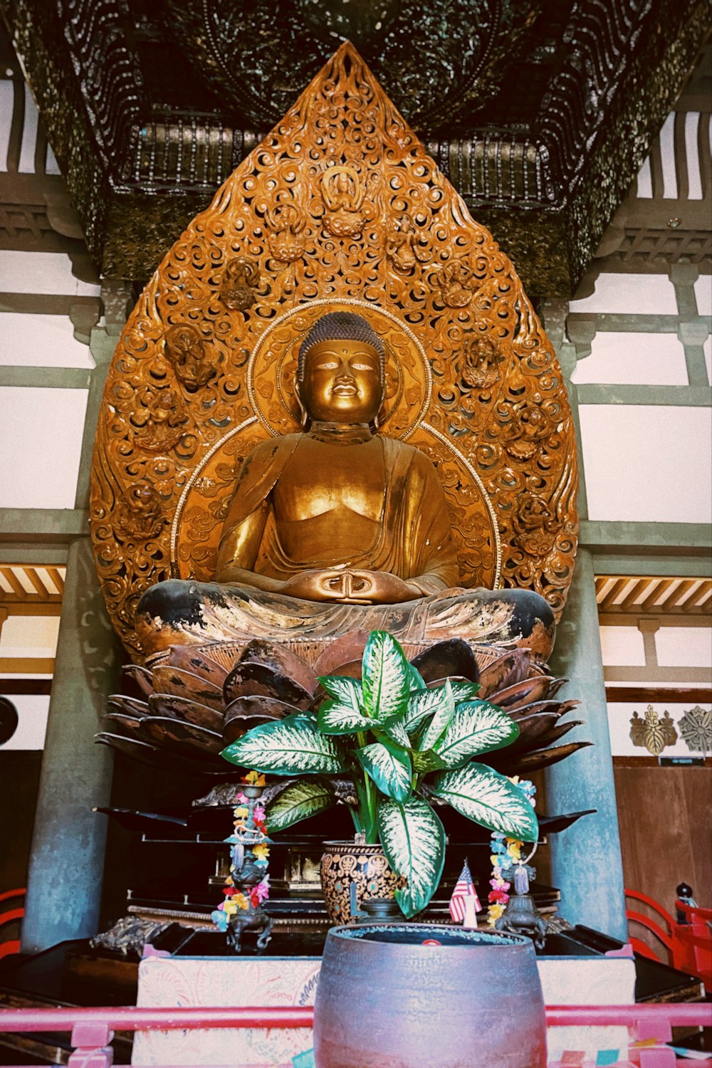 Una estatua dorada de Buda