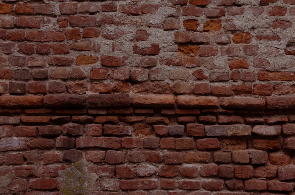 un mur de briques avec un trou