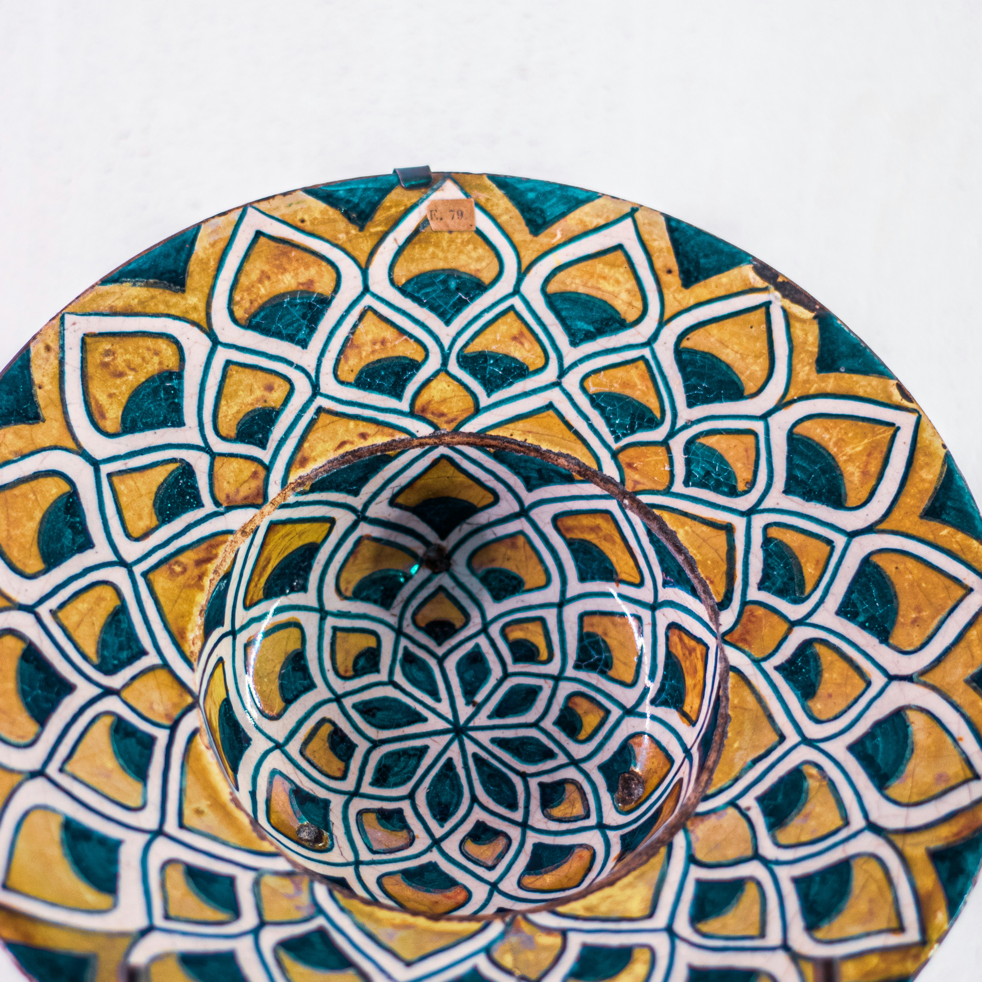 ein dekorativer Teller mit einem Design