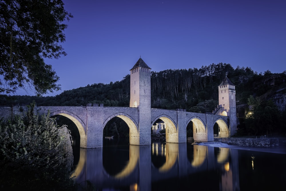 un pont au-dessus d’une rivière