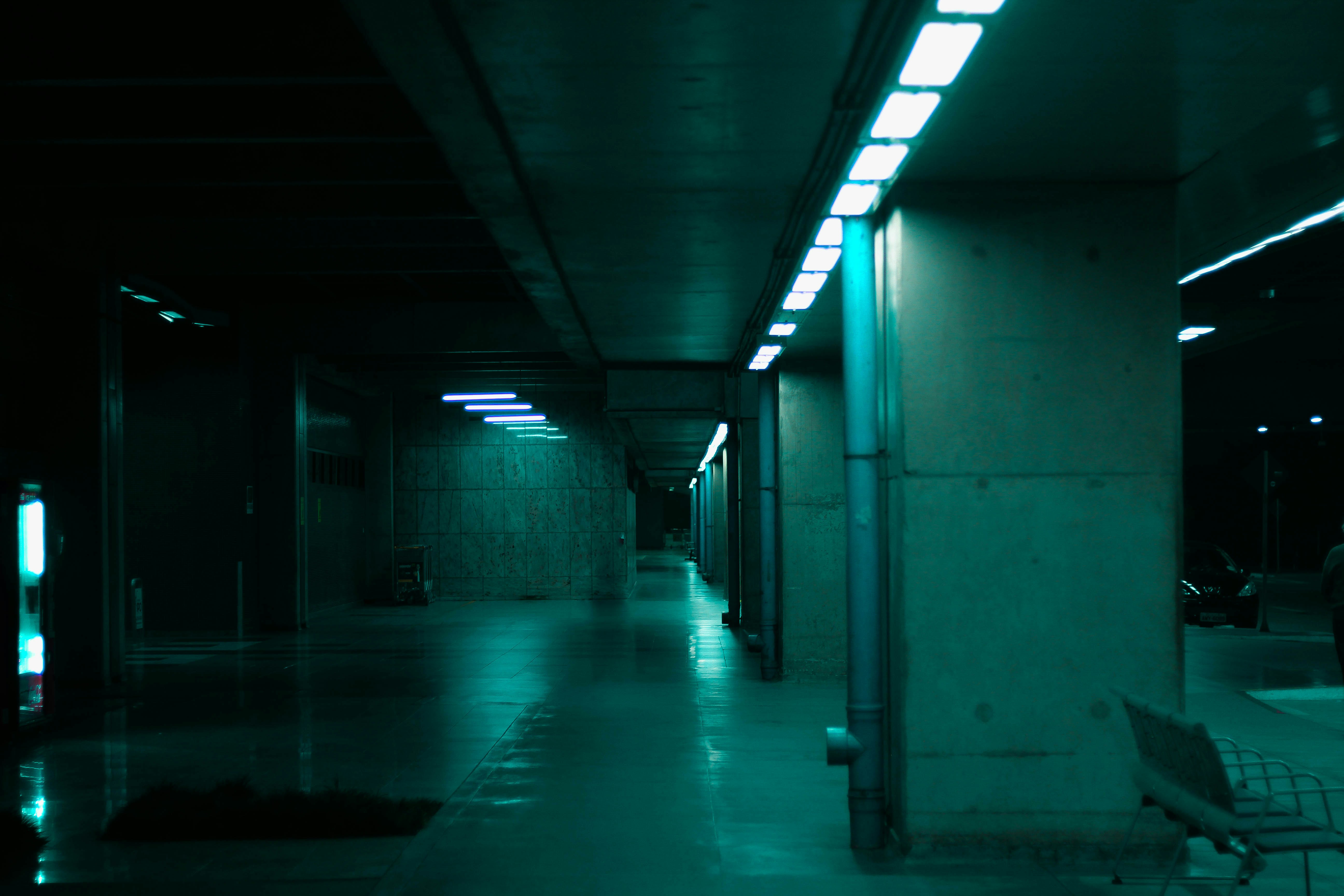 의자 몇 개가있는 큰 빈 방