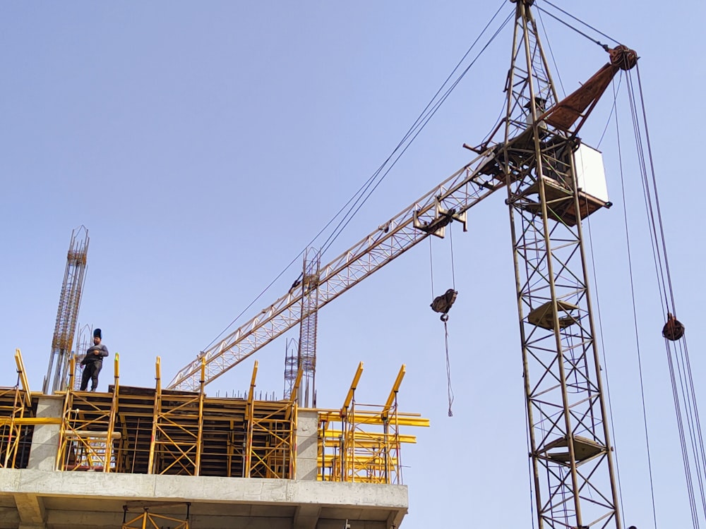 une personne debout sur une grue