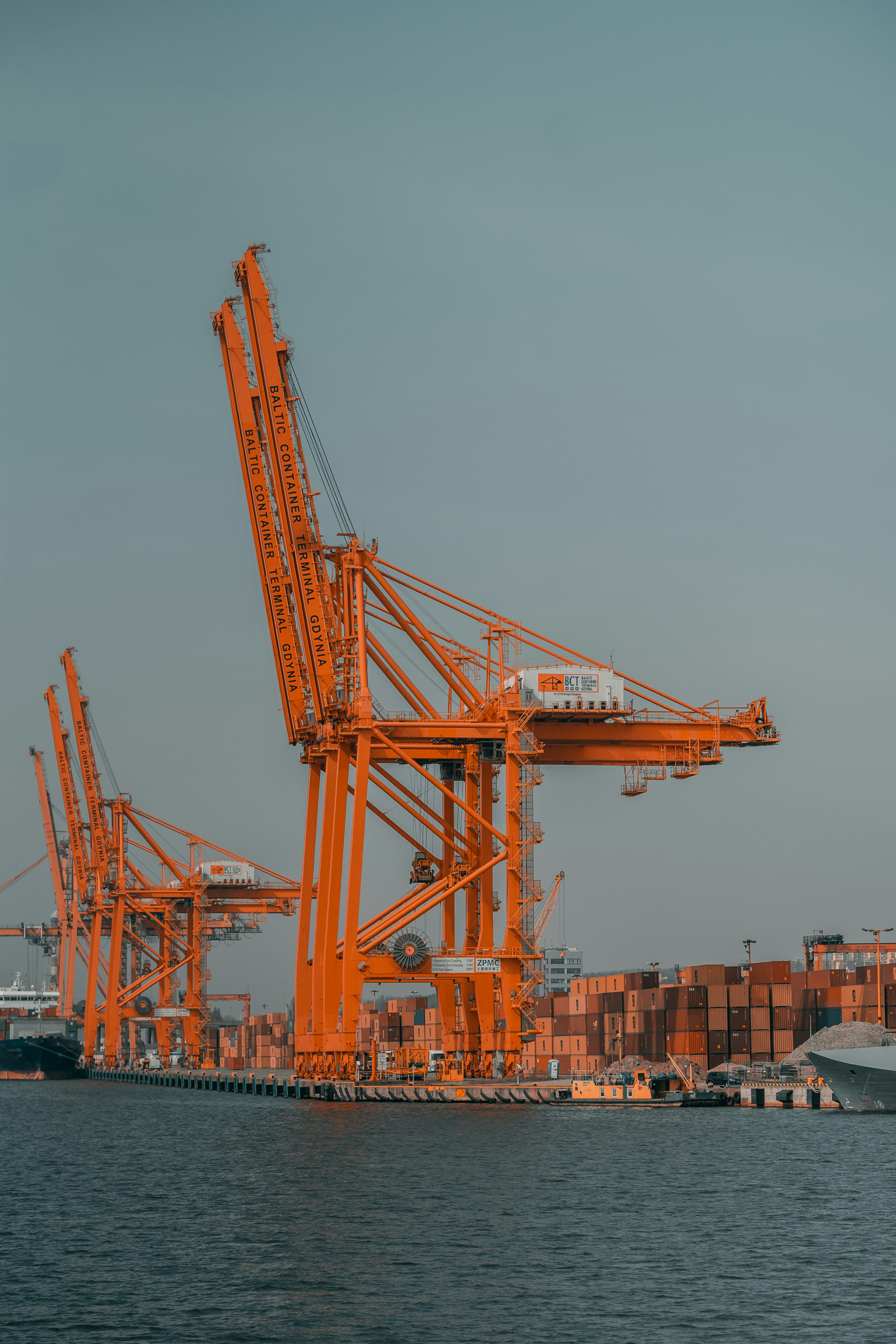 Ein großer orangefarbener Kran