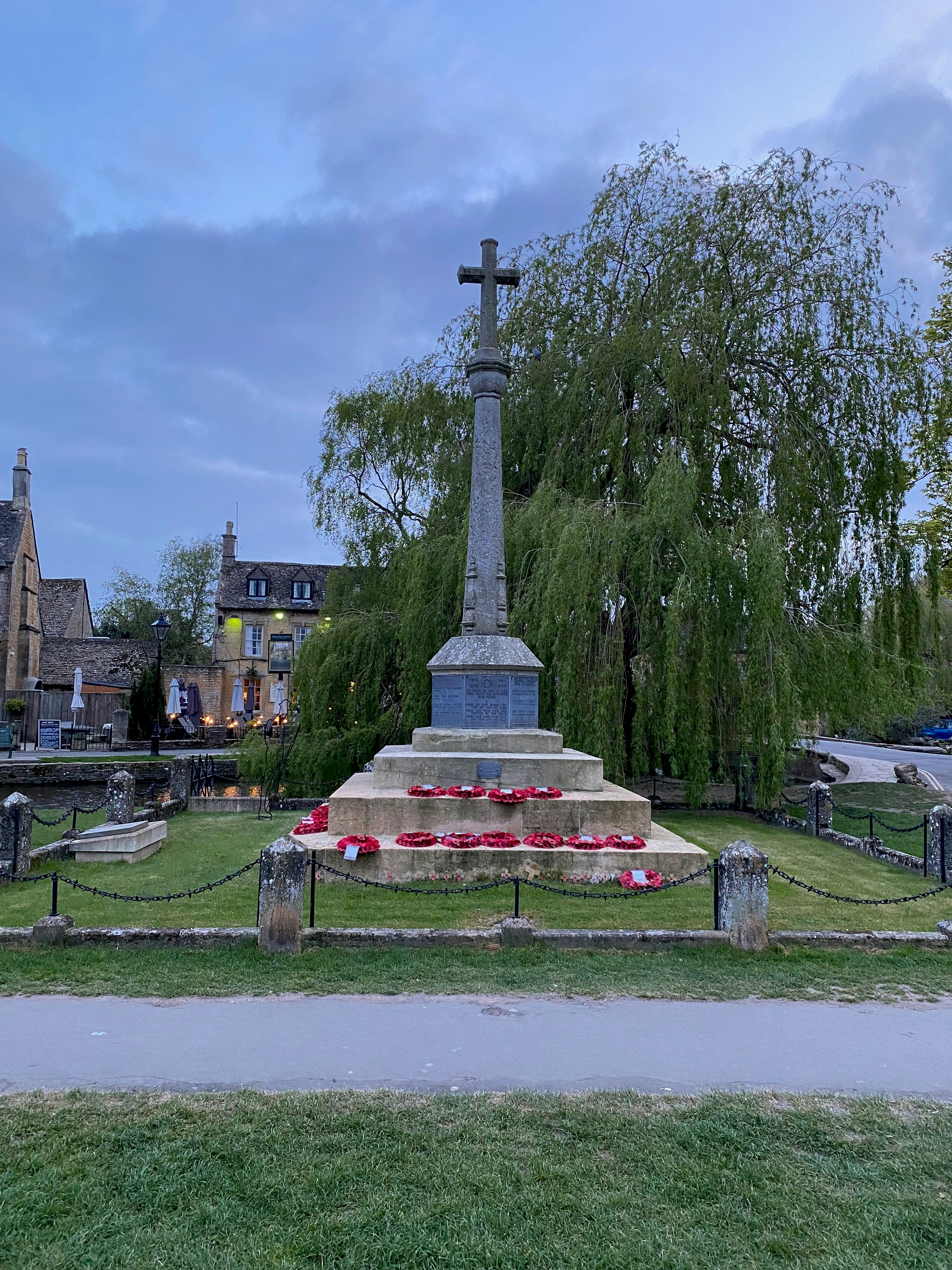 公園の背の高いモニュメント