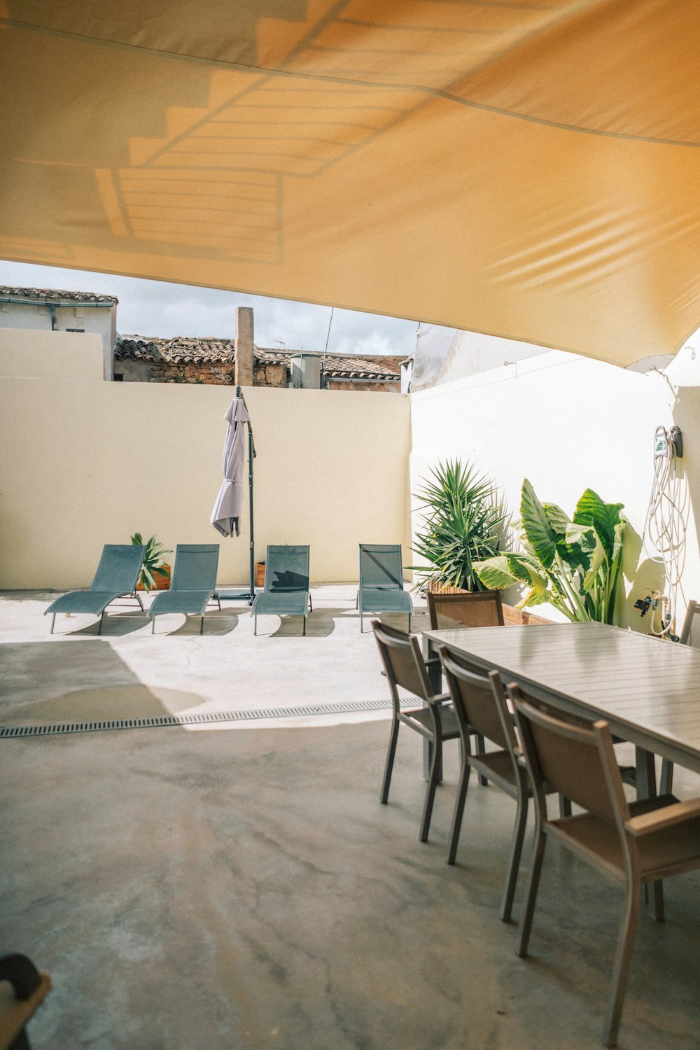 une chambre avec une table et des chaises