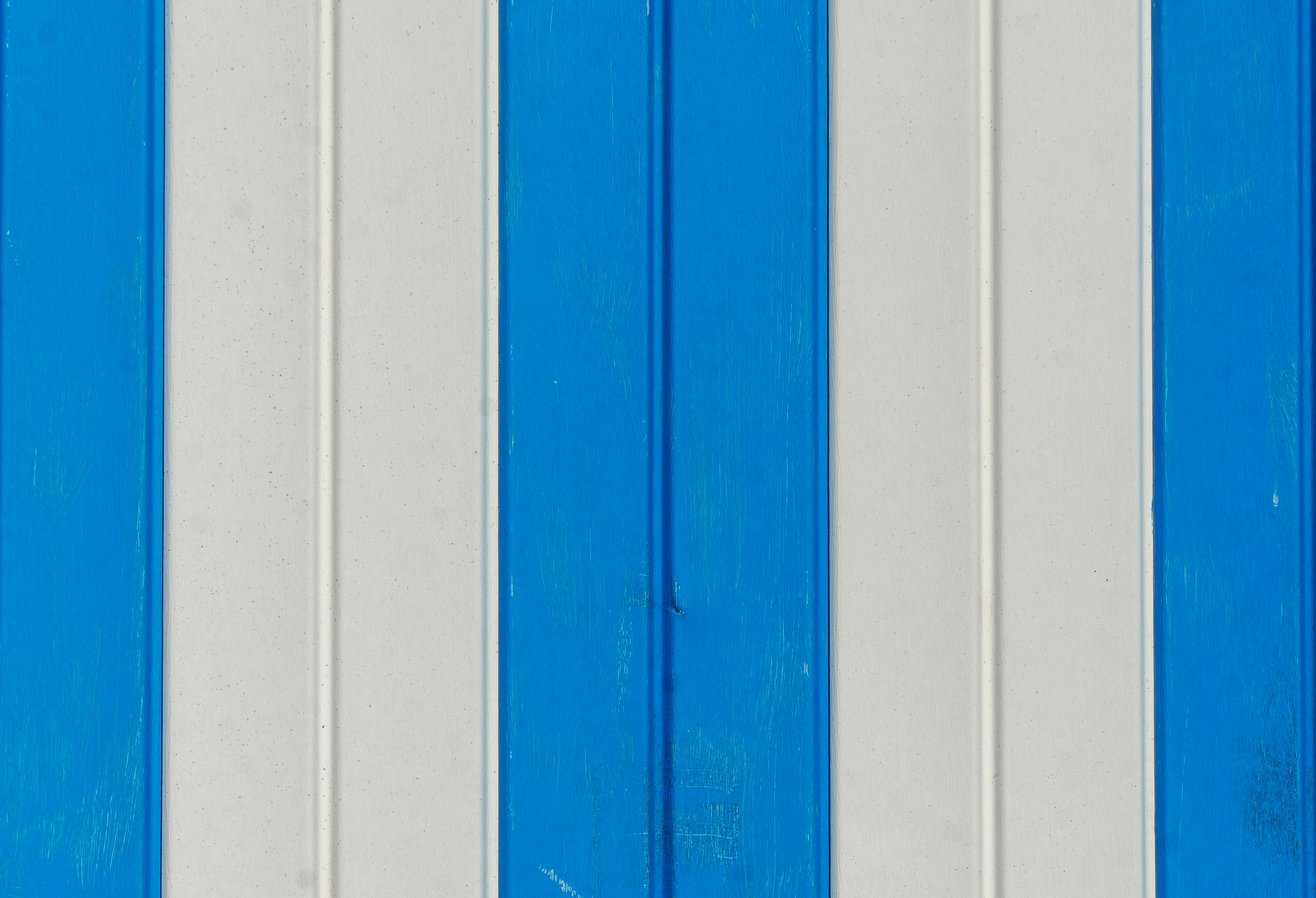 흰색과 검은 색 줄무늬가있는 파란색 벽