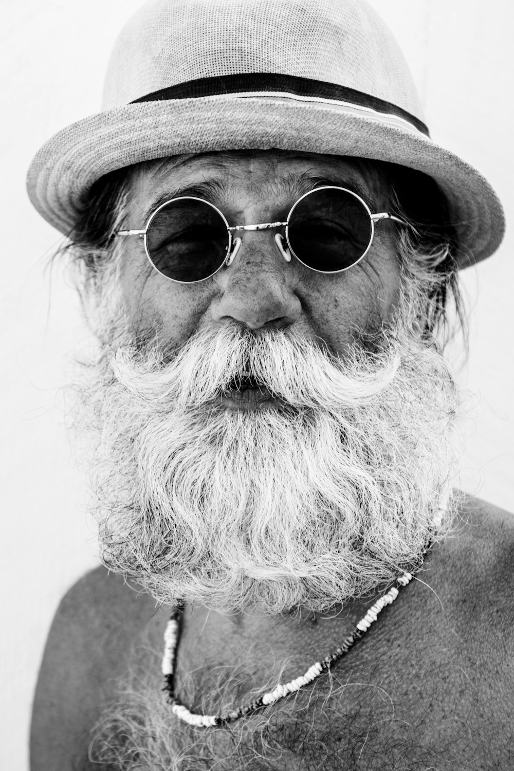 Un homme portant des lunettes de soleil et un chapeau