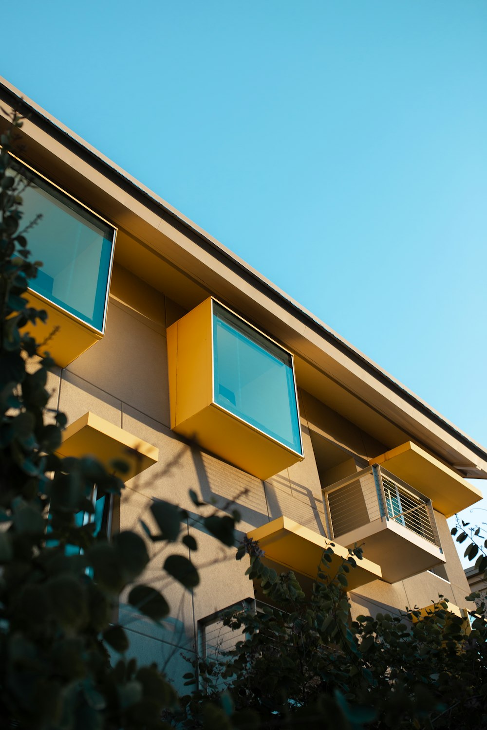 Una casa amarilla con ventanas