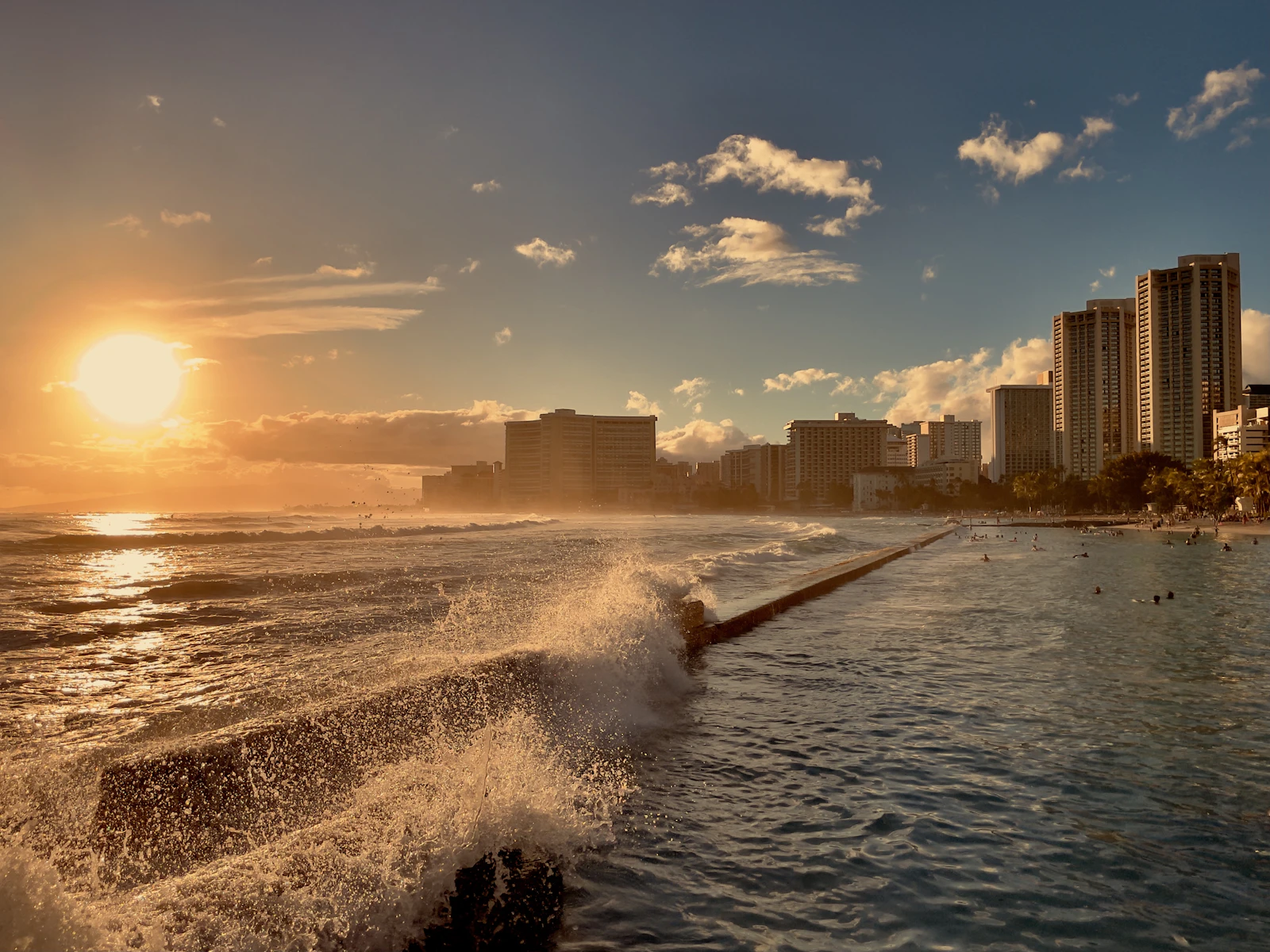 Sonnenuntergang und Brandung am Waikiki Beach in Honolulu