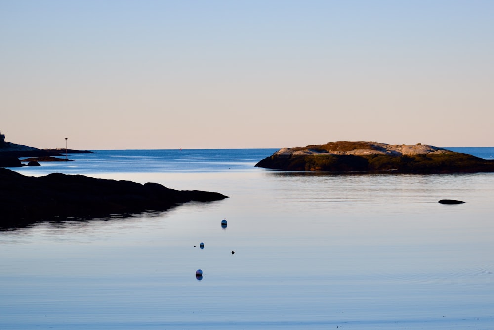 Un groupe d’îles dans l’eau