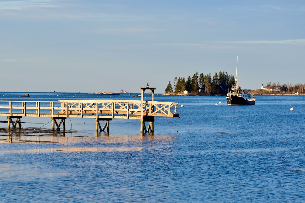 Un muelle con un barco en el agua