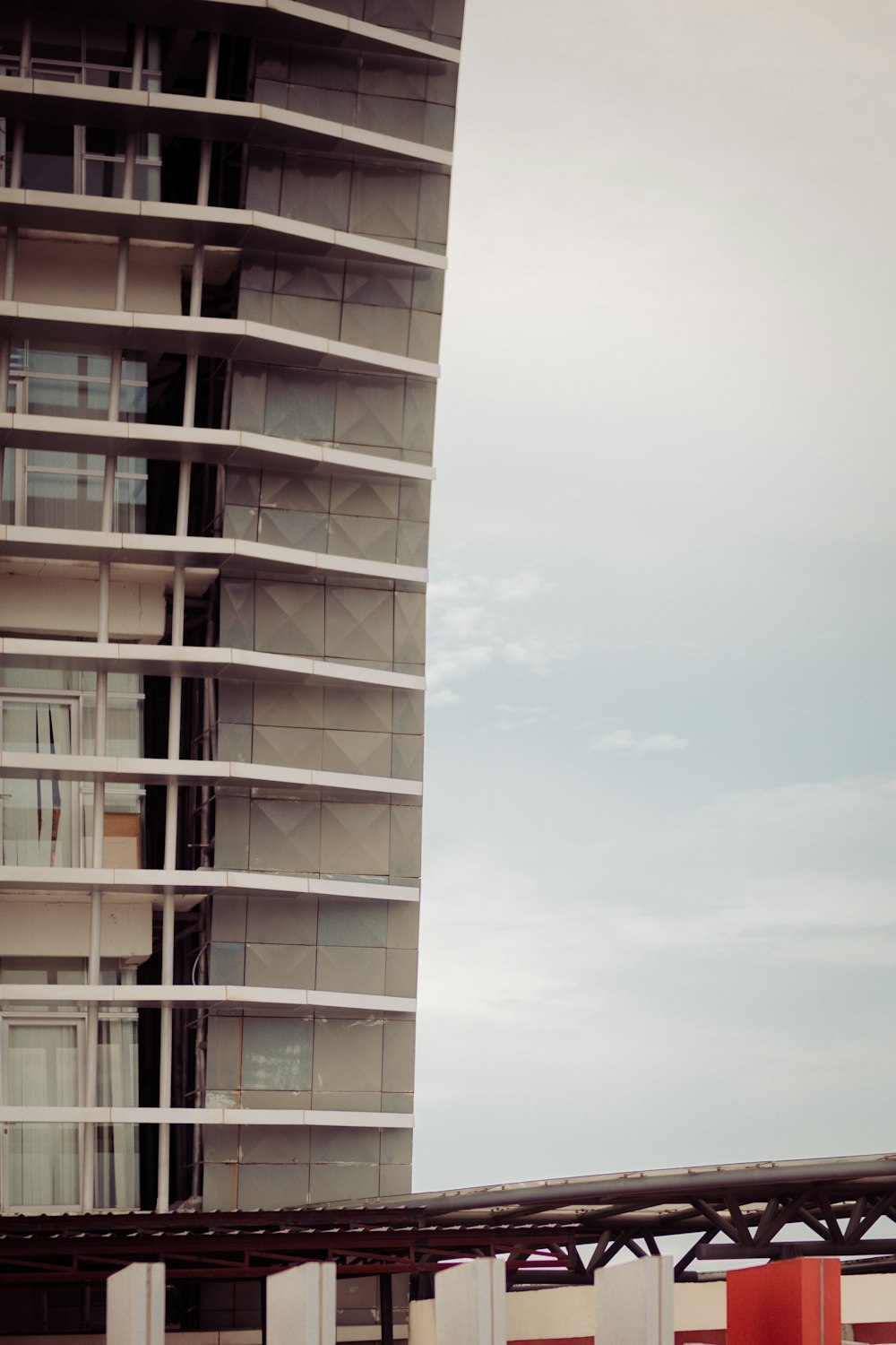 Un edificio alto con un puente