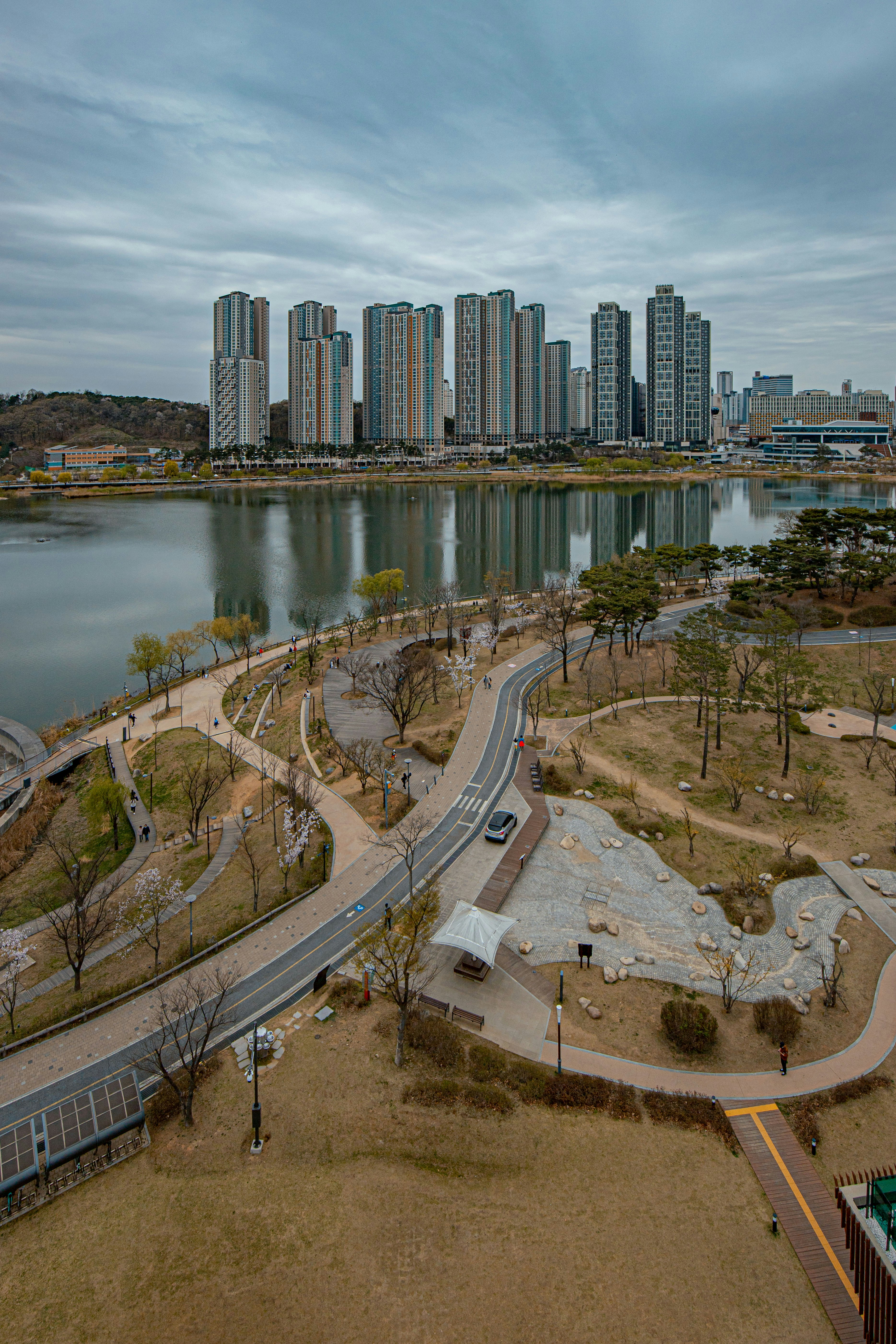 Un horizonte de la ciudad con un río