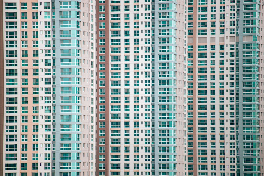 Un edificio alto con muchas ventanas