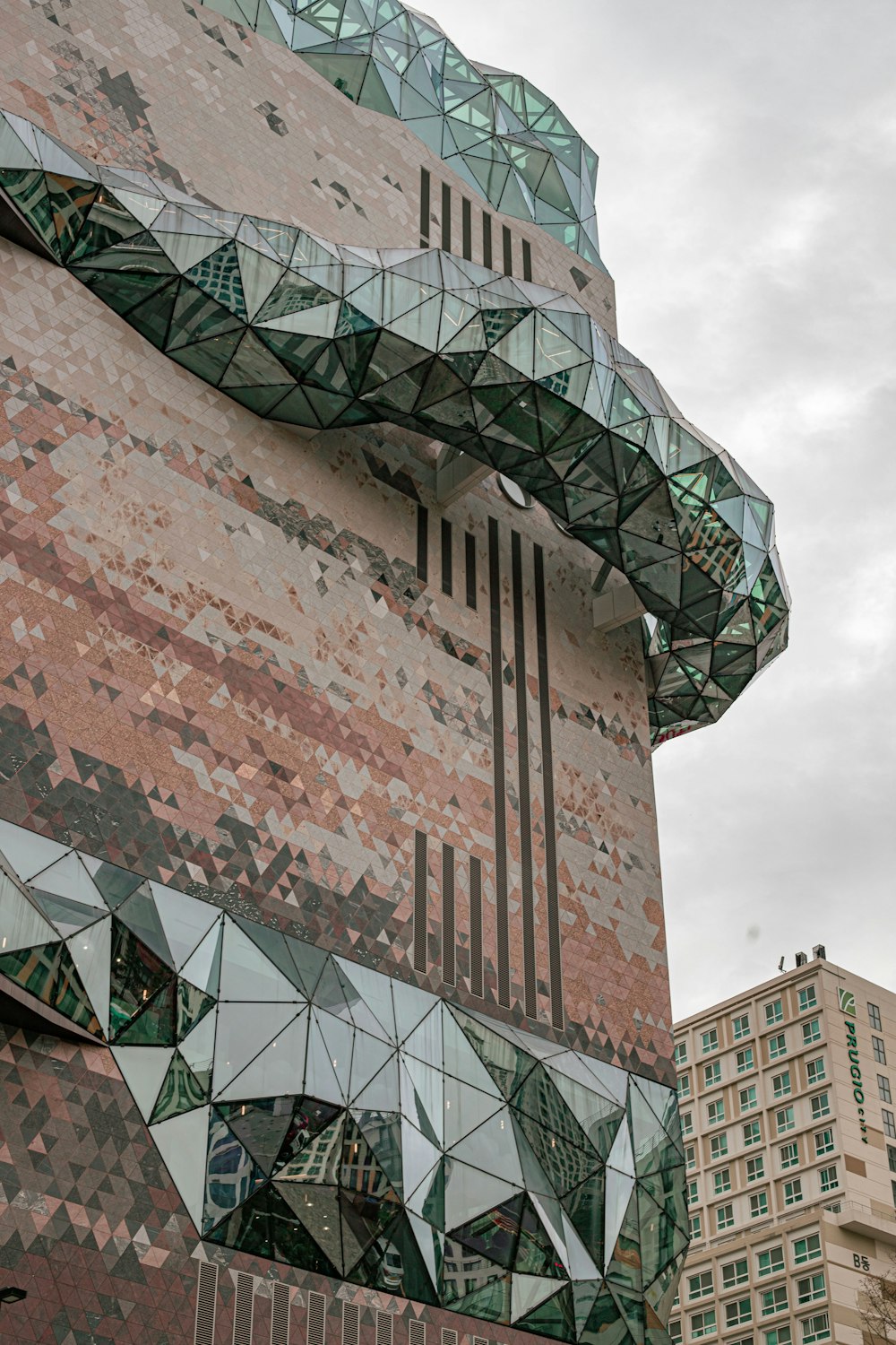 Un gran edificio con un reloj