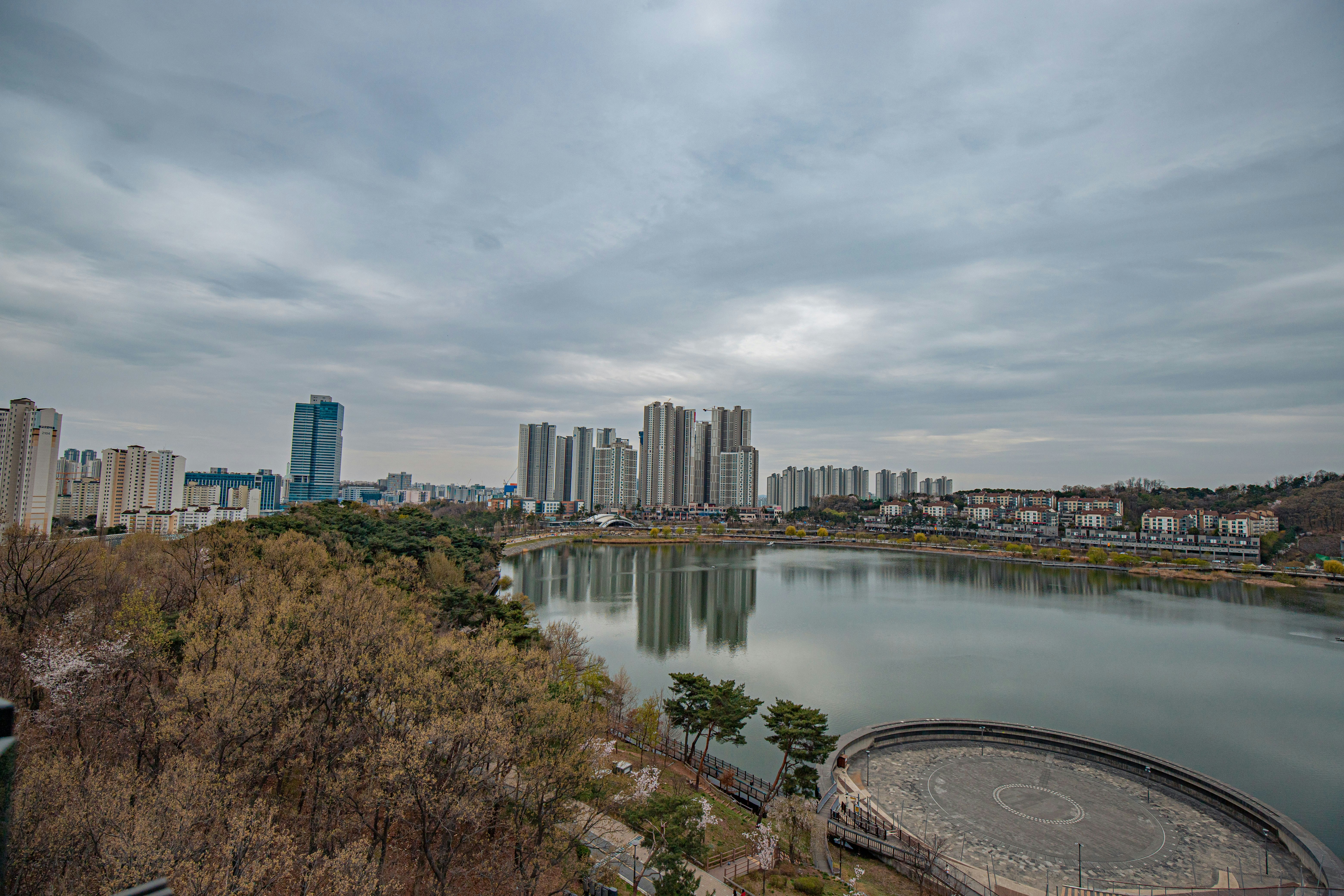 Un horizonte de la ciudad con un río