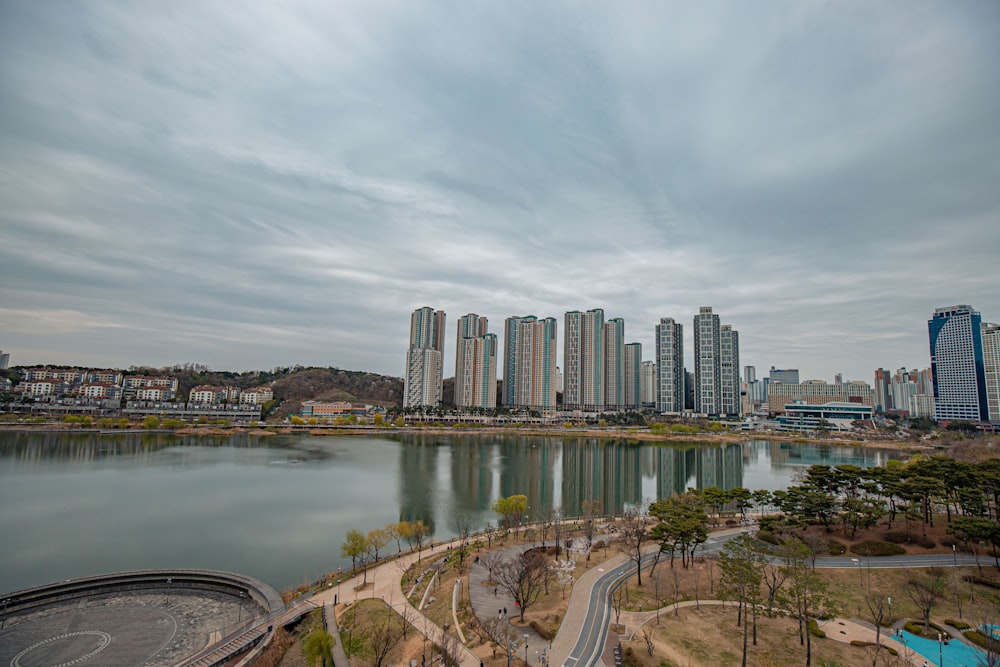 Un horizonte de la ciudad con un cuerpo de agua frente a él