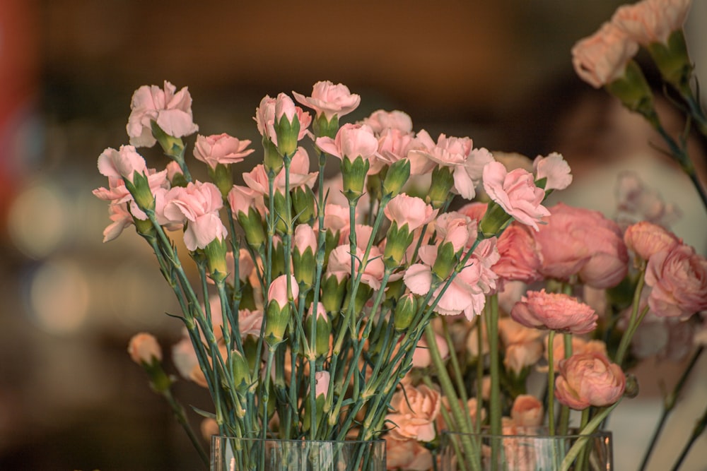 un jarrón de flores rosadas