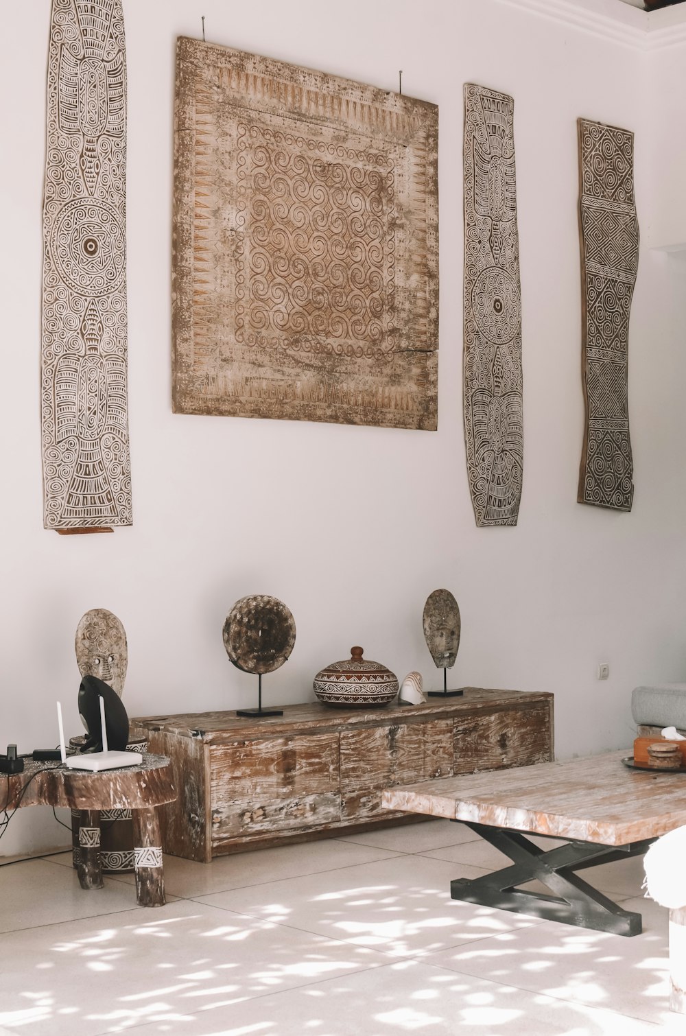 una habitación con una mesa y un banco con una pintura en la pared