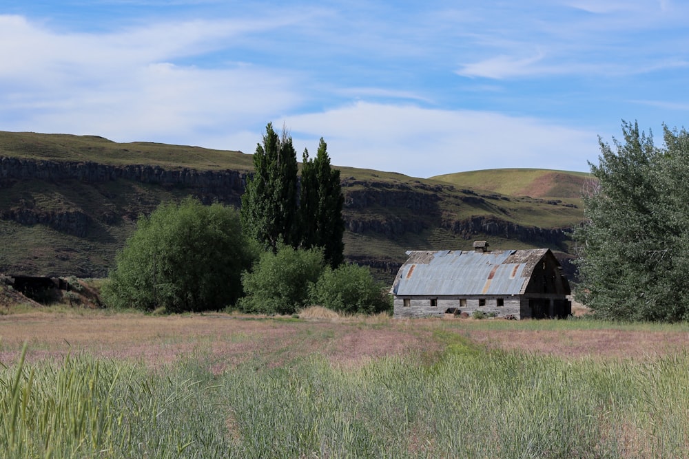 Una casa en un campo