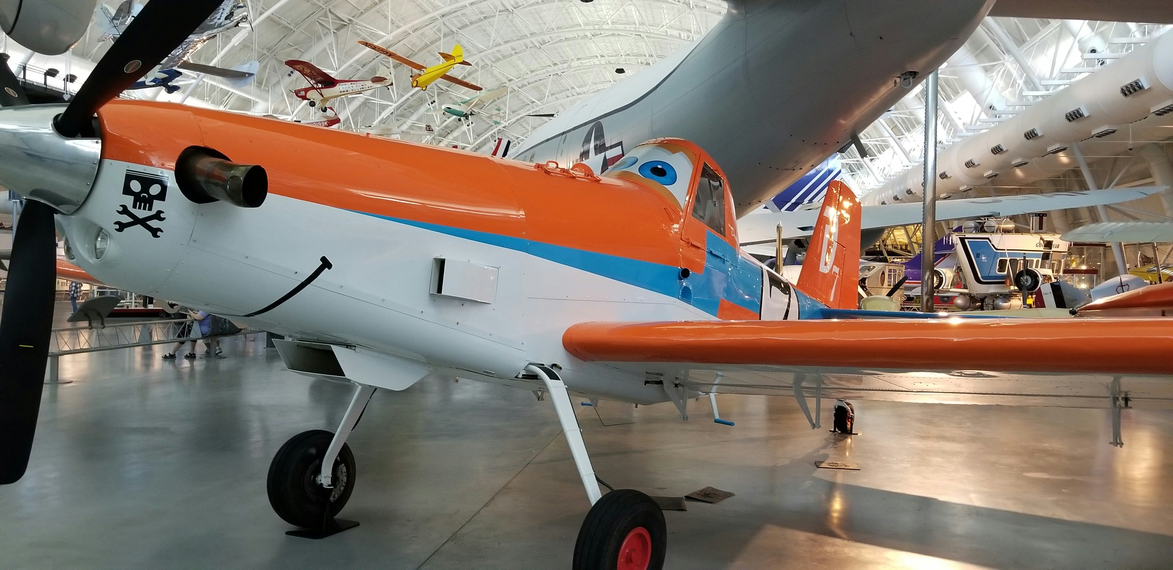 Un groupe d’avions dans un hangar