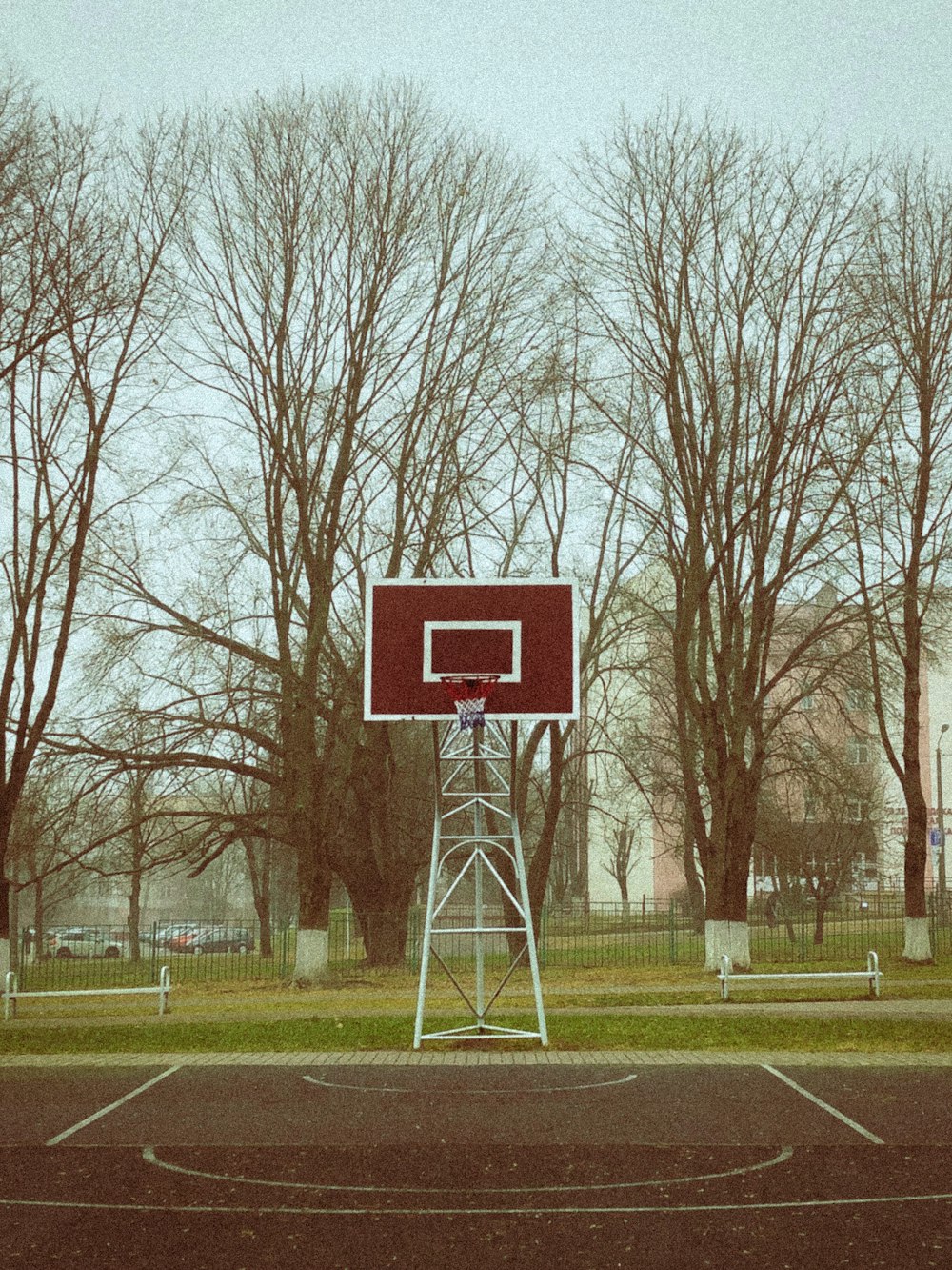 Un aro de baloncesto en un parque