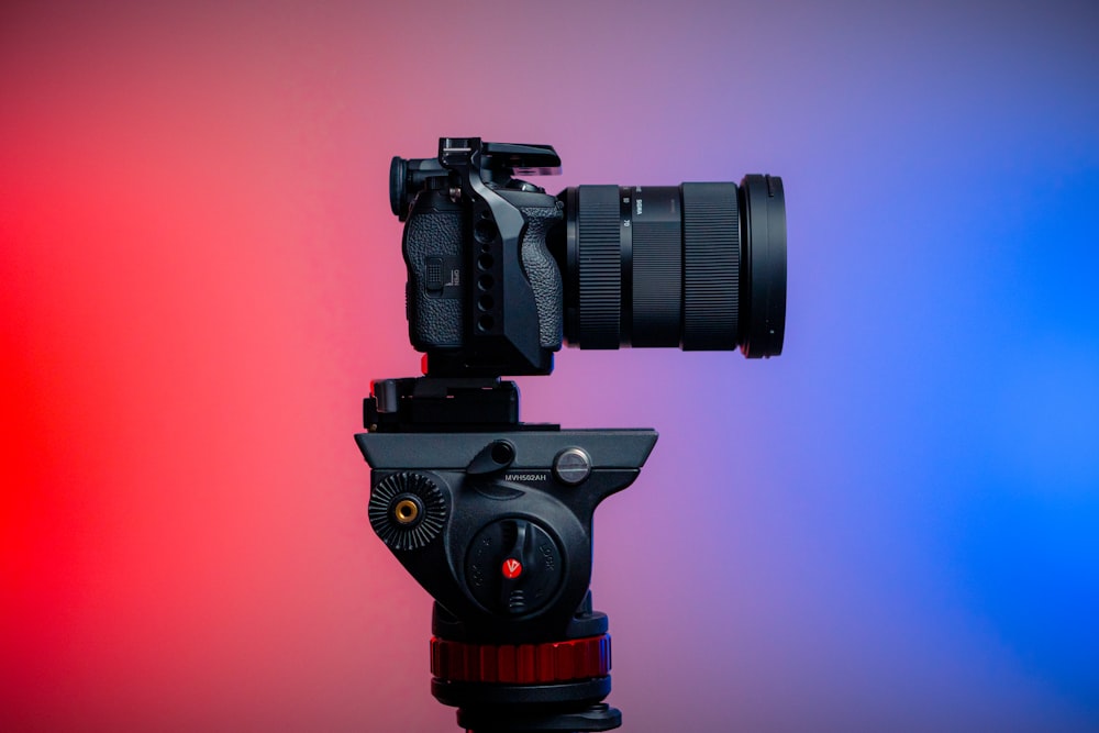 Una fotocamera con sfondo rosso