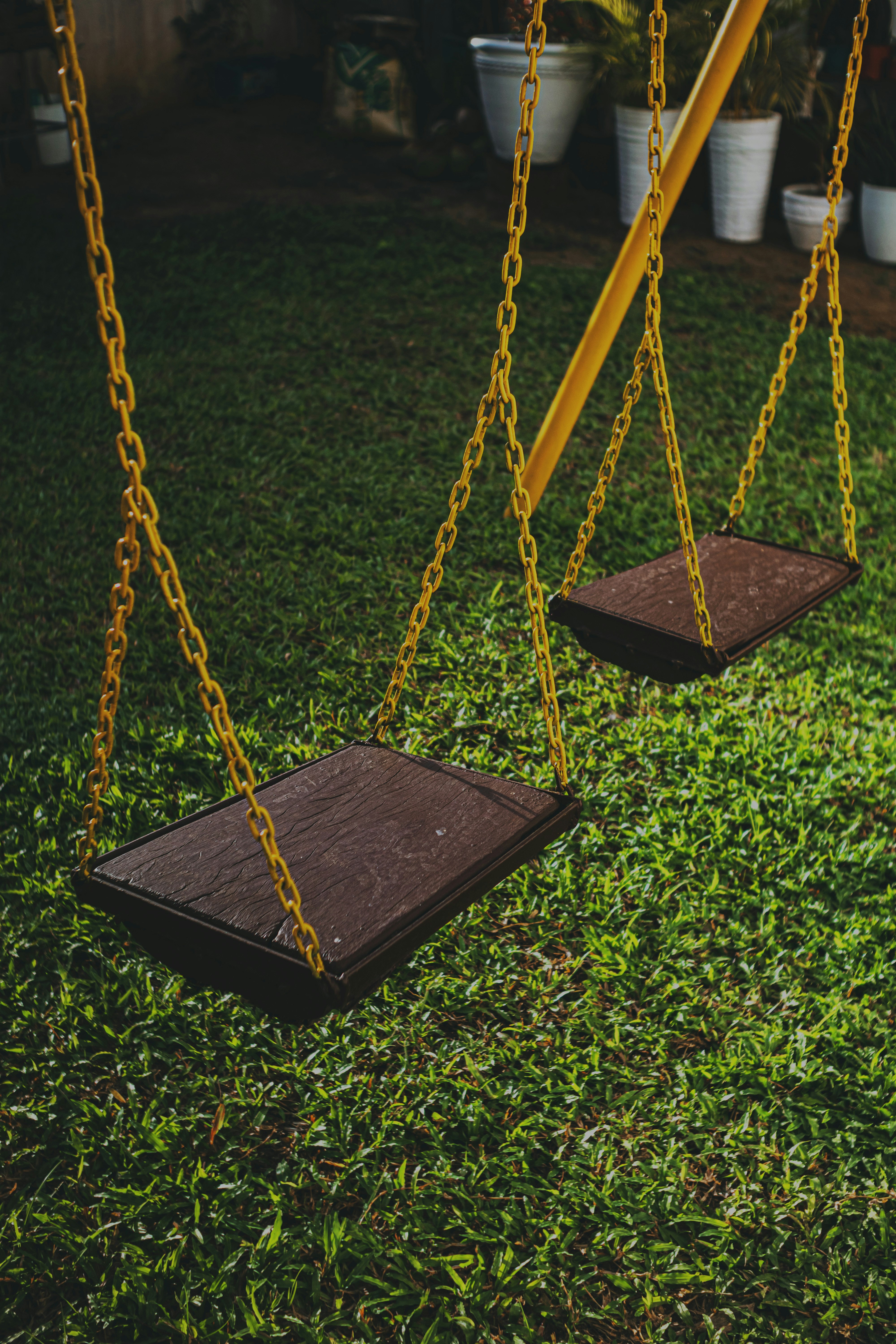 昼間は茶色の木にぶら下がっている黒いタイヤのブランコの写真 Unsplashで見つけるグレーの無料写真