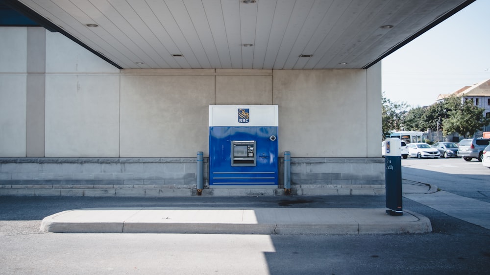 une boîte bleue sur le côté d’un bâtiment