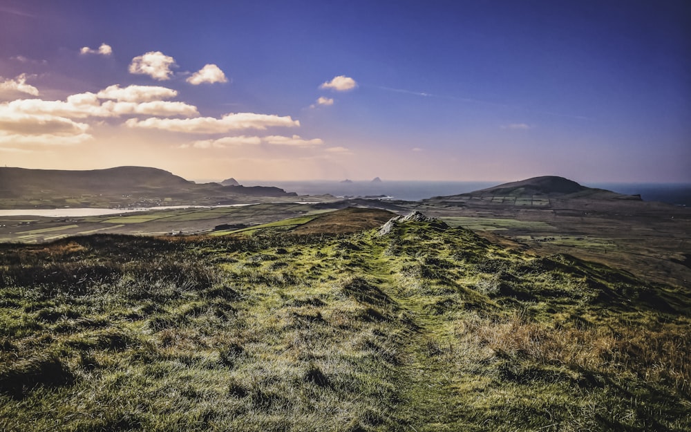 Eine Landschaft mit Hügeln und Gras