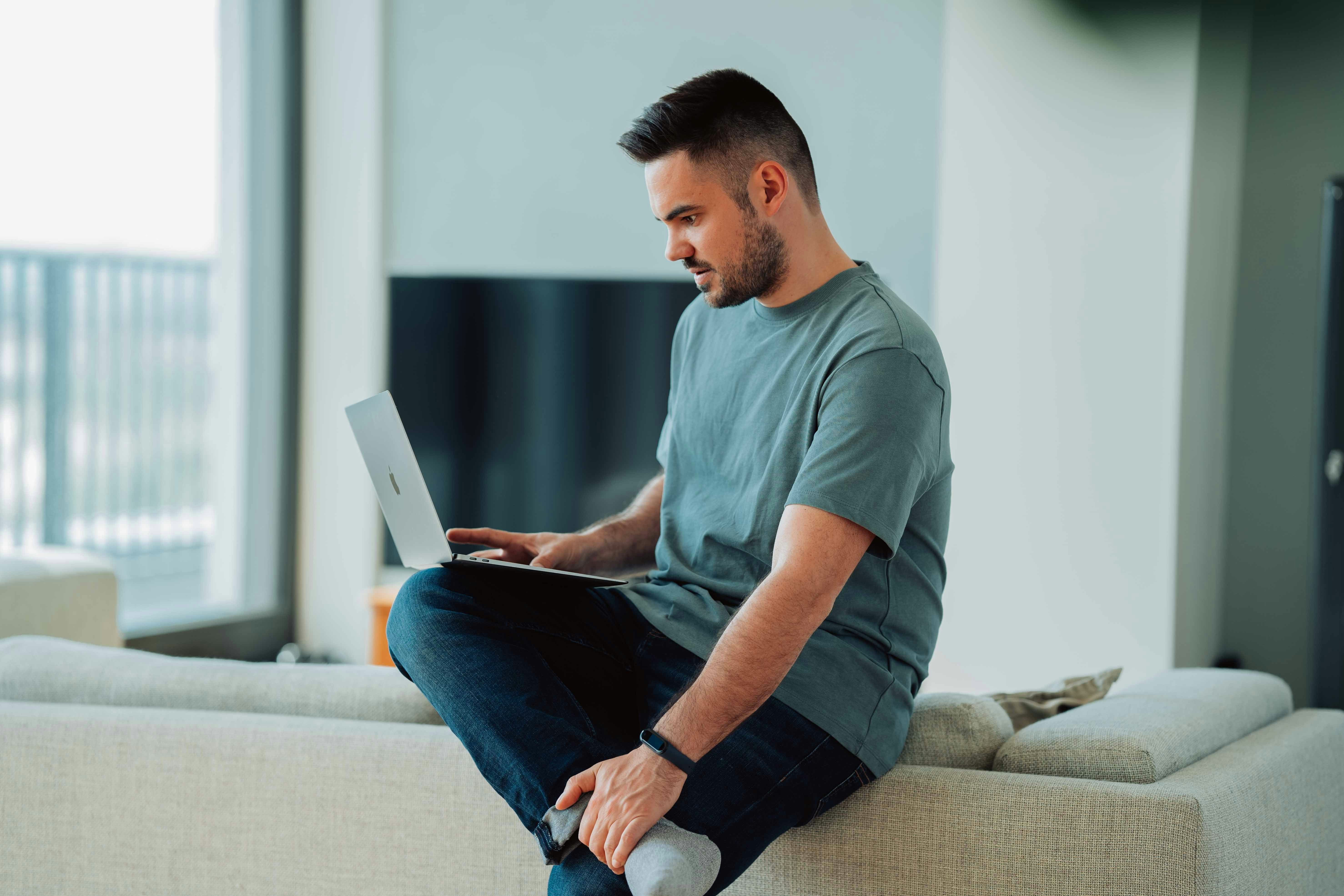 Having a webinar. Join in a webinar. Malte Helmhold showing his computer to join a online marketing webinar.