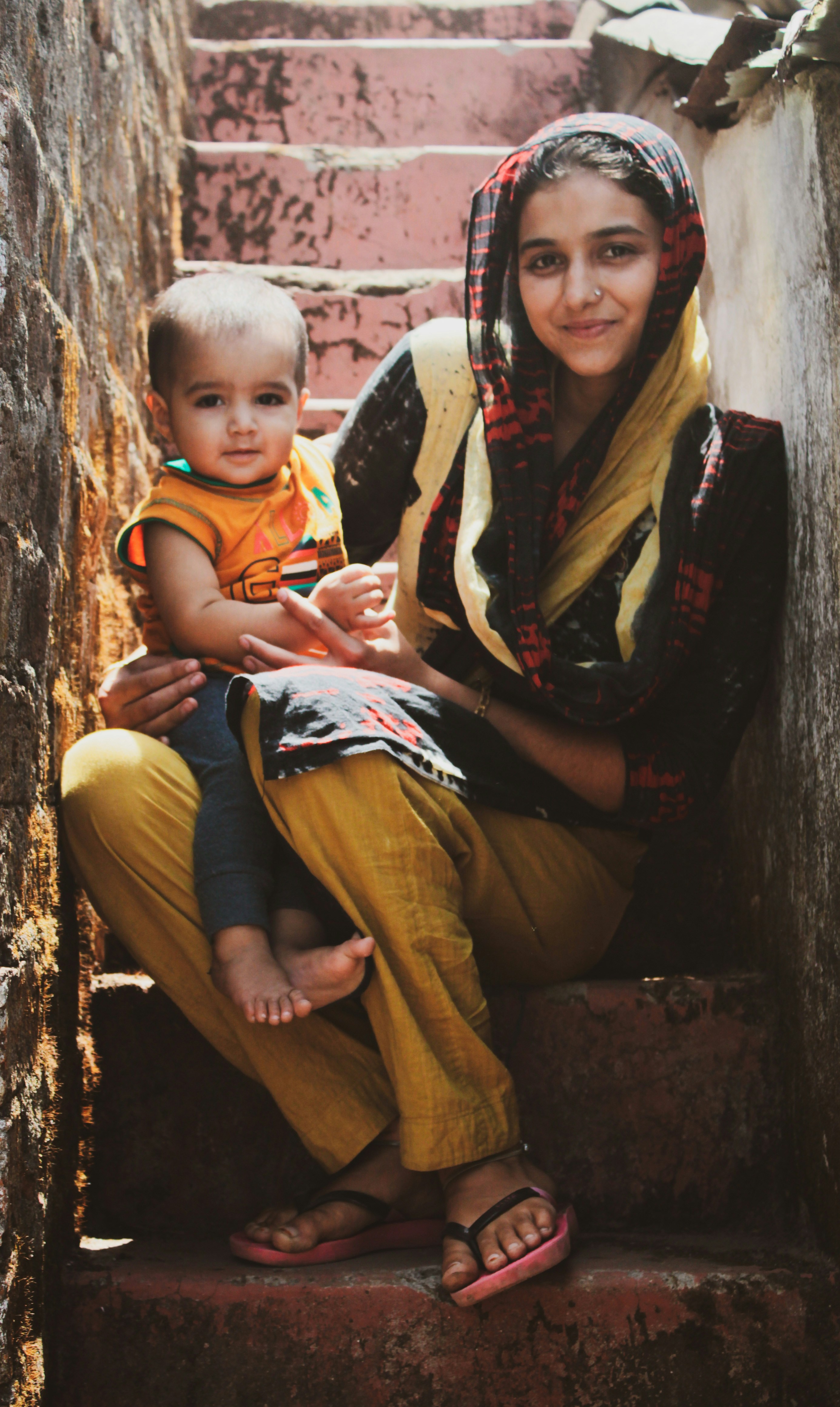 una persona que sostiene a un bebé
