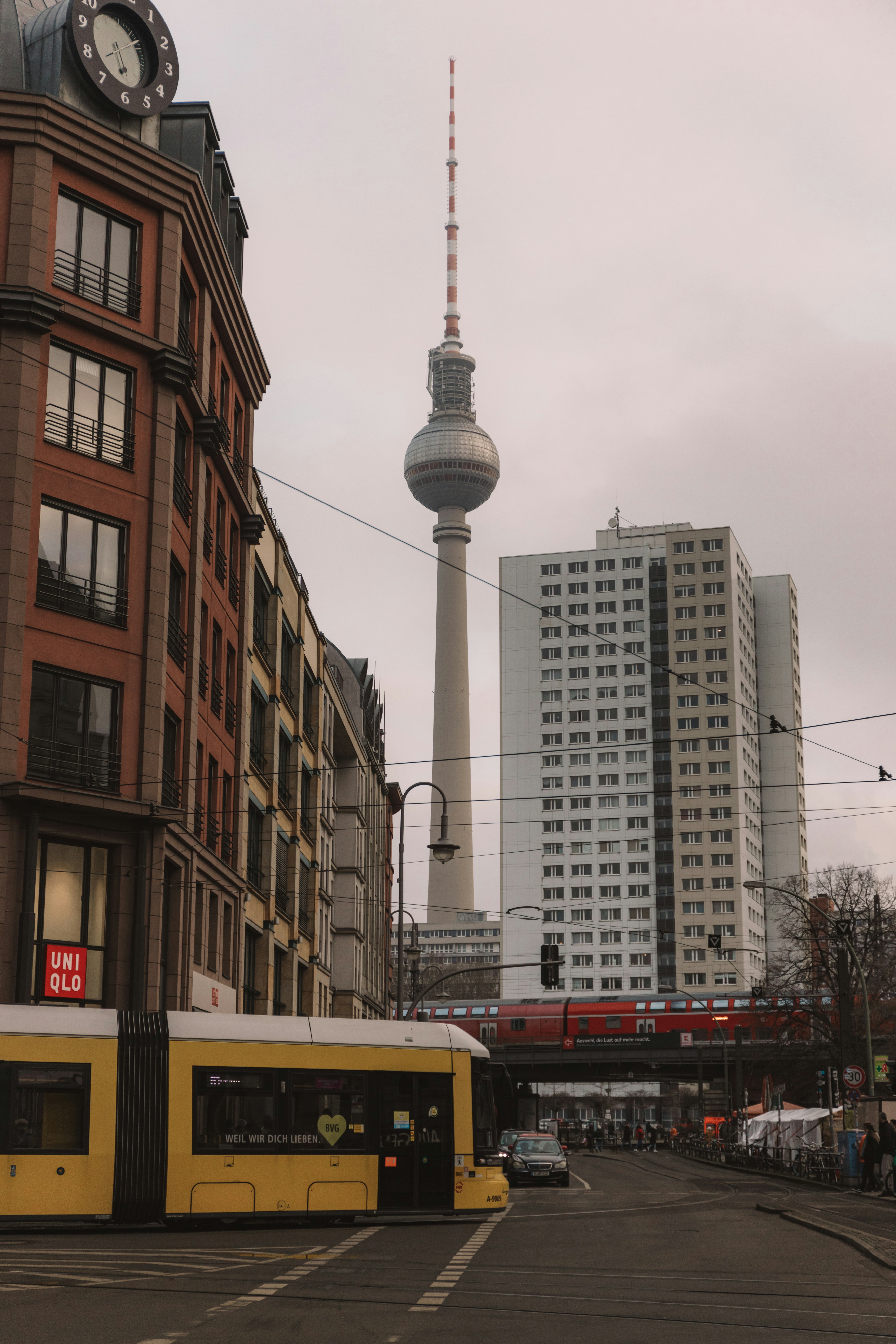 uma rua da cidade com uma torre do relógio