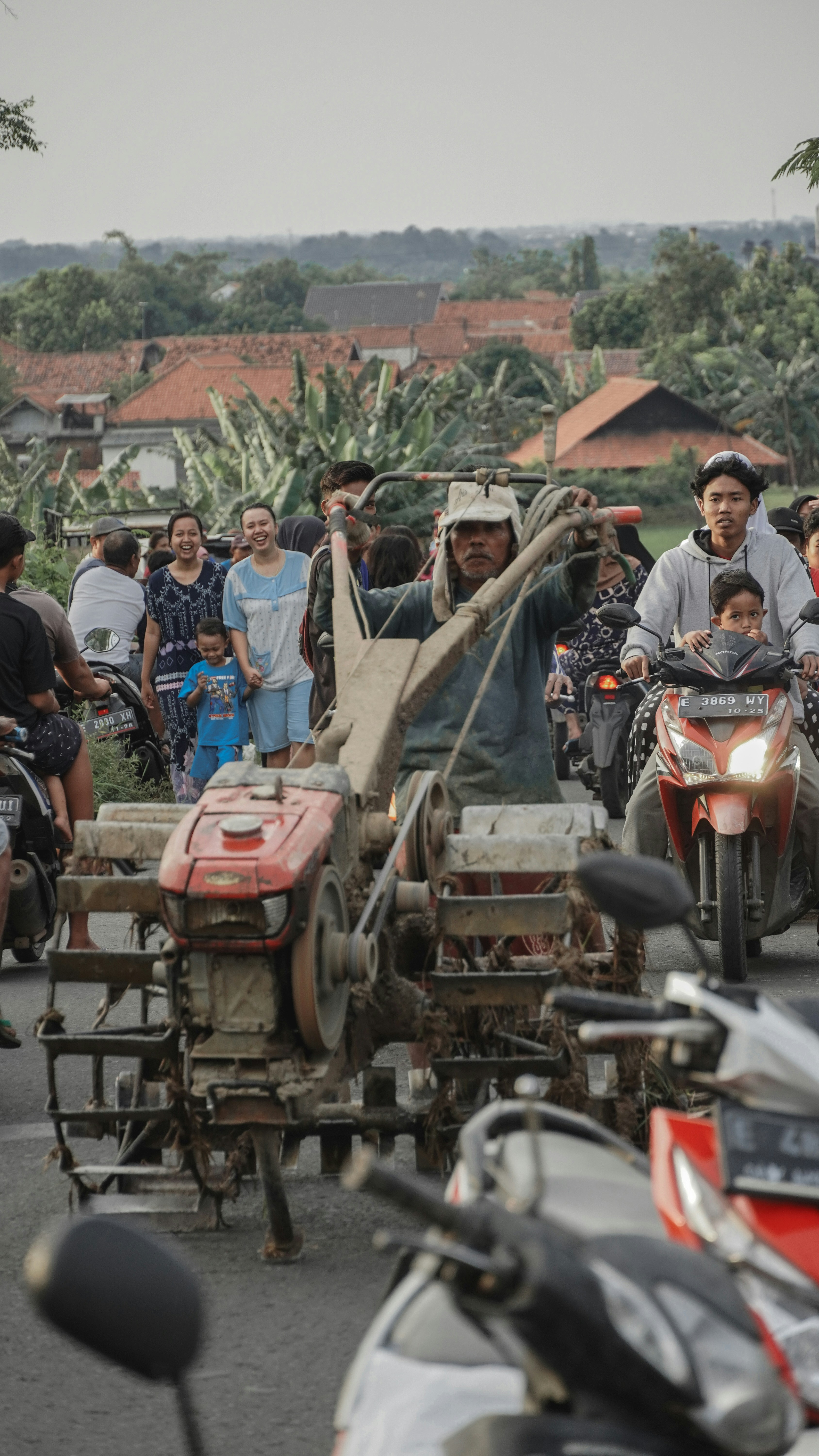 sekelompok orang dengan sepeda motor
