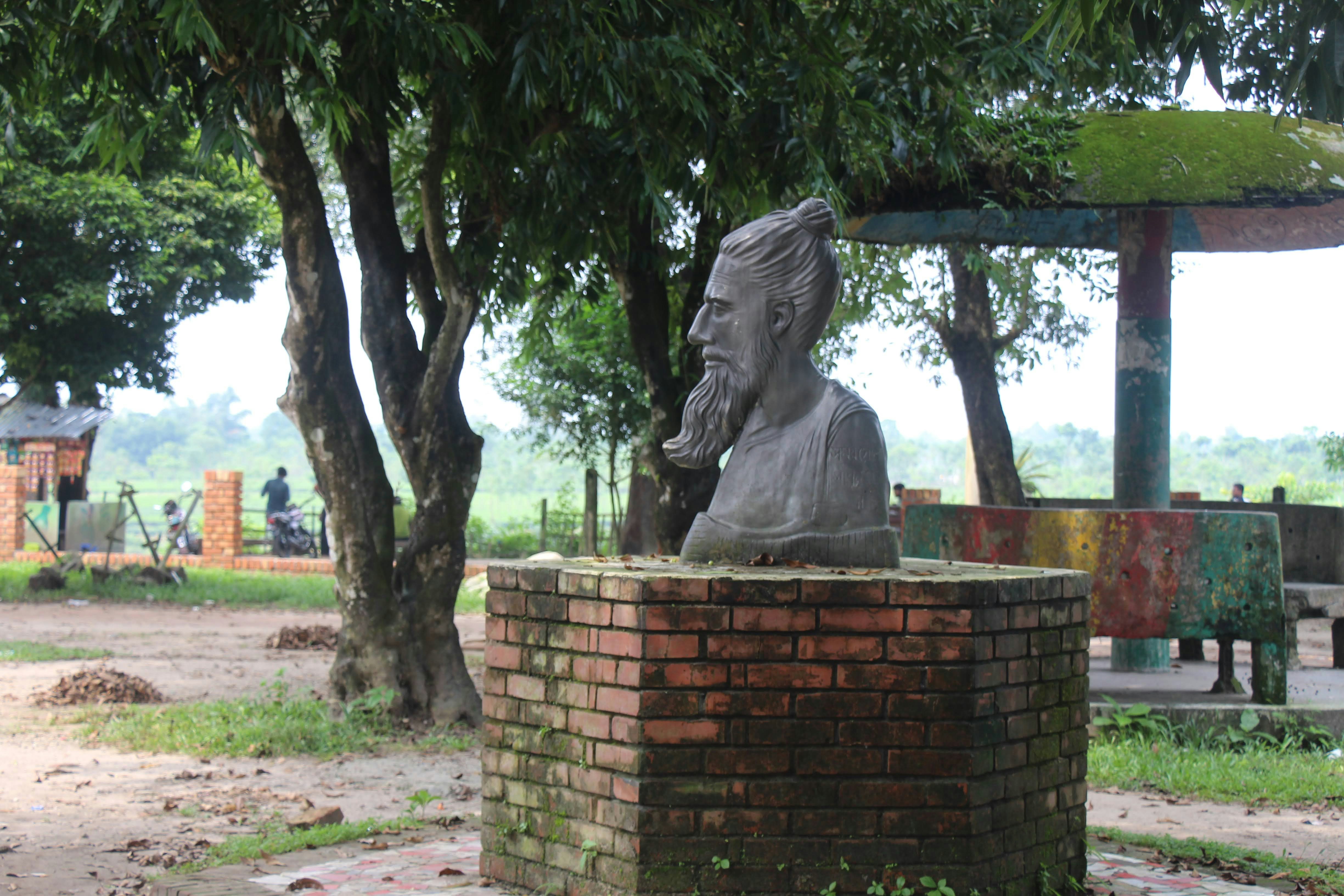 a statue of a lion on a brick wall