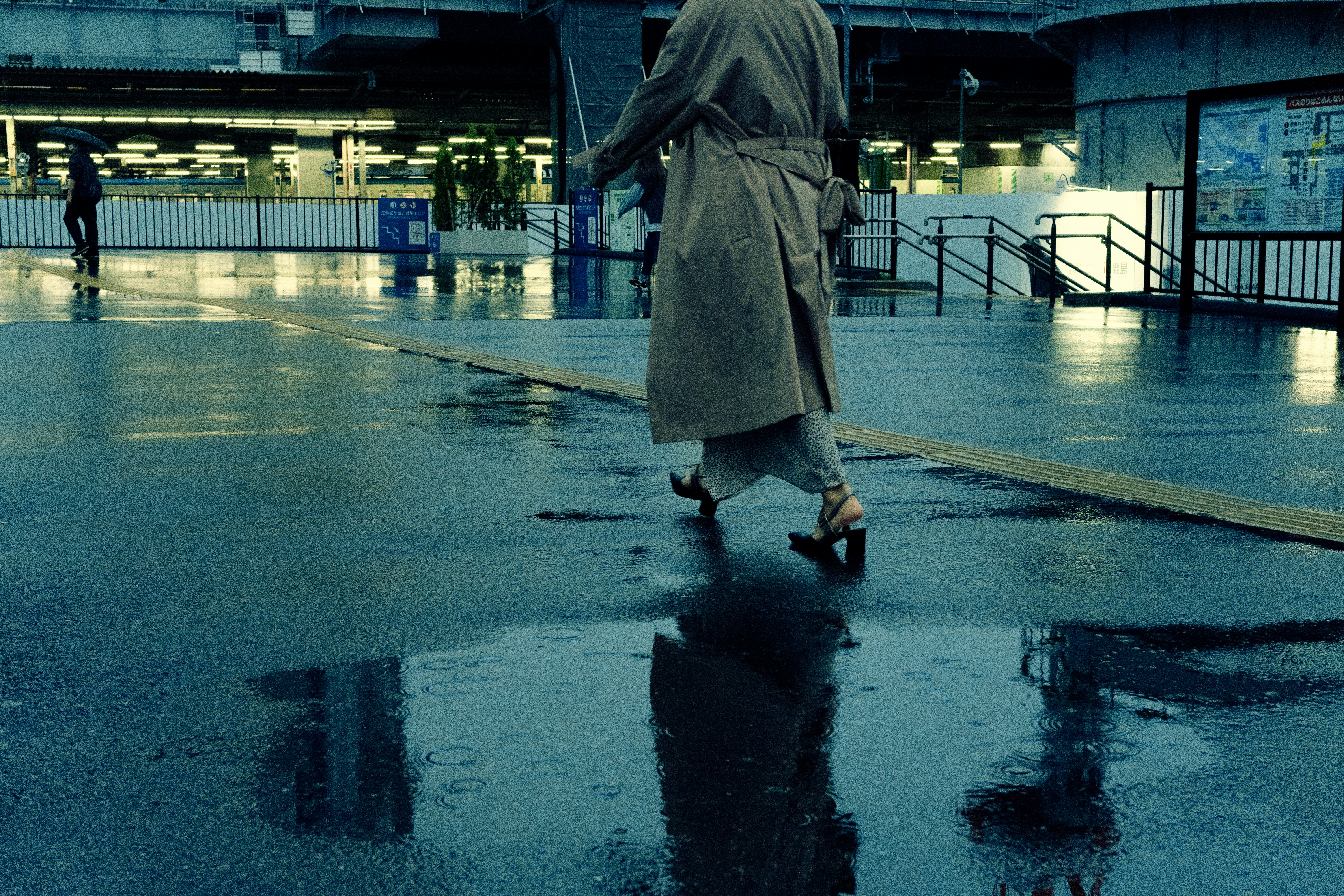uma pessoa andando na chuva