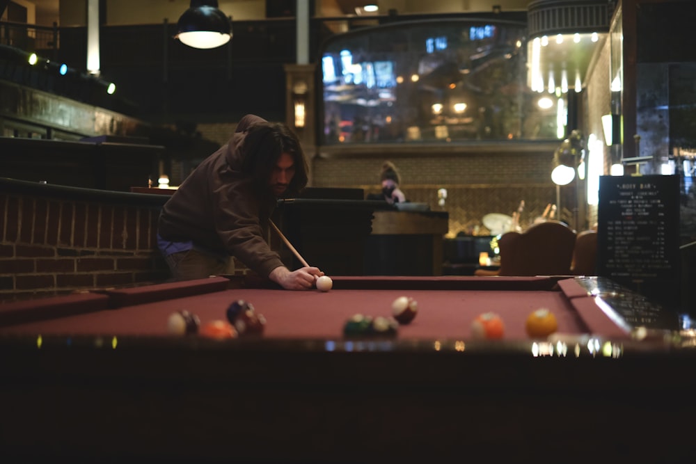 Foto Jovem atraente que joga sinuca no bar sozinho – Imagem de Mesa no  Unsplash