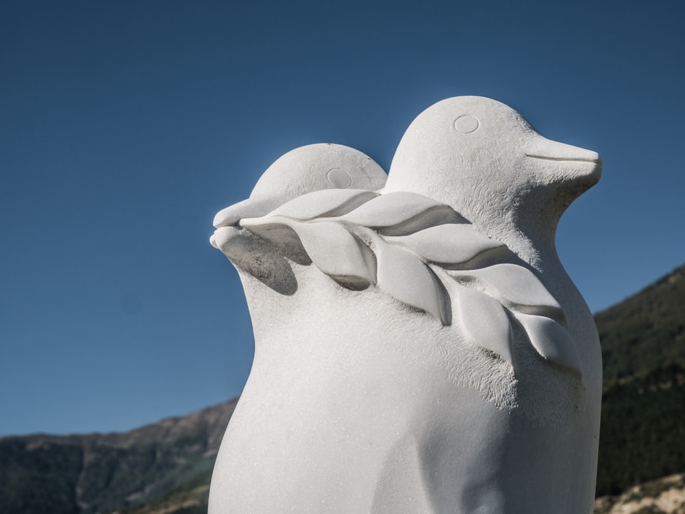 uma estátua de um pinguim