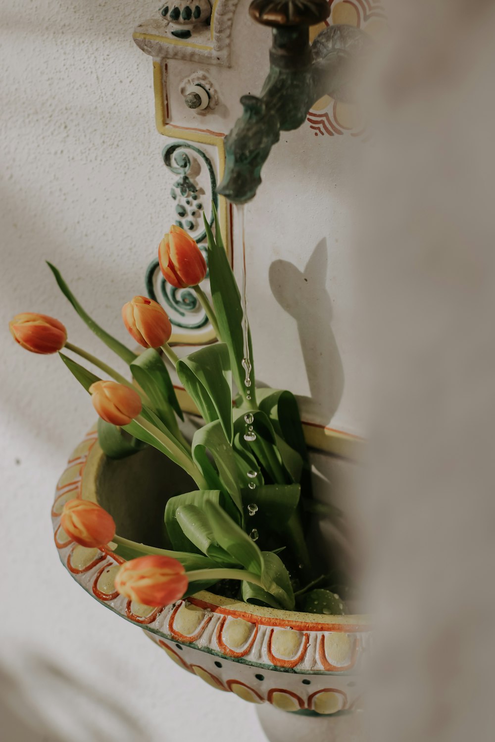 eine Vase mit Blumen auf einem Tisch