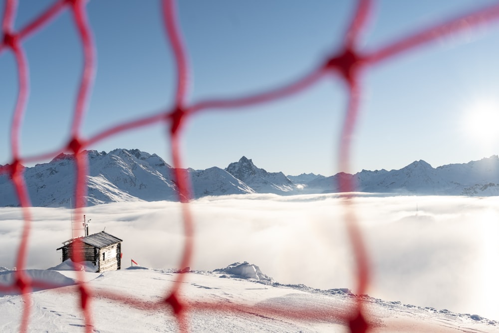 Une maison dans un paysage enneigé