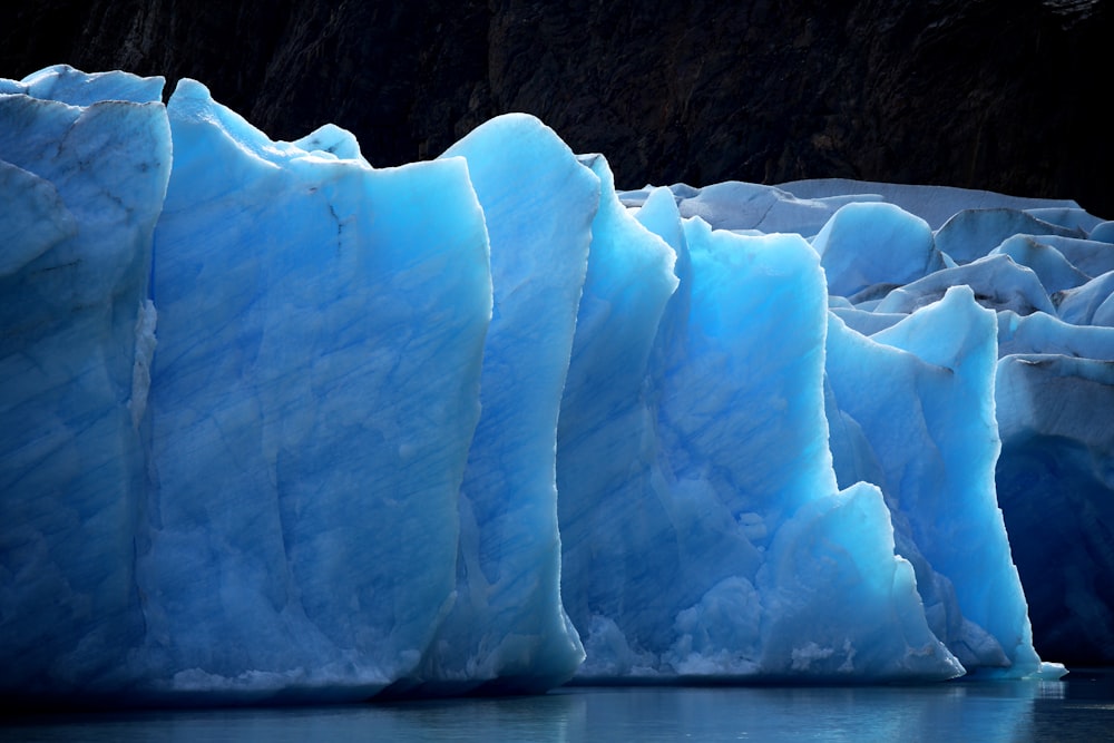 um grupo de icebergs