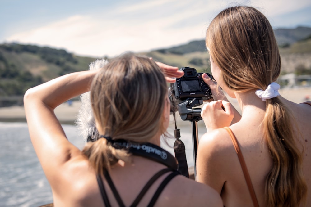 una donna che scatta una foto di un'altra donna con una macchina fotografica