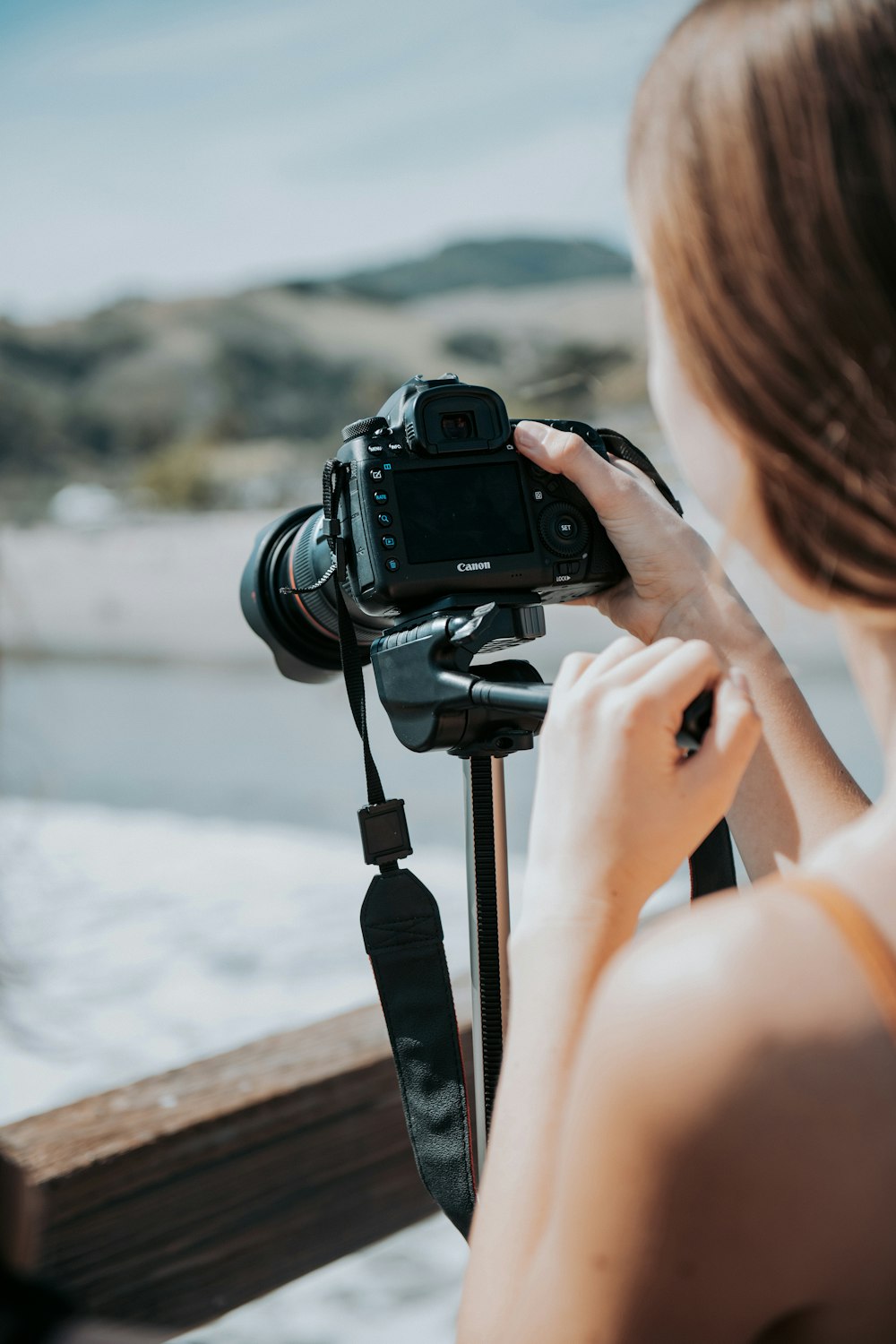 Una donna che tiene una macchina fotografica